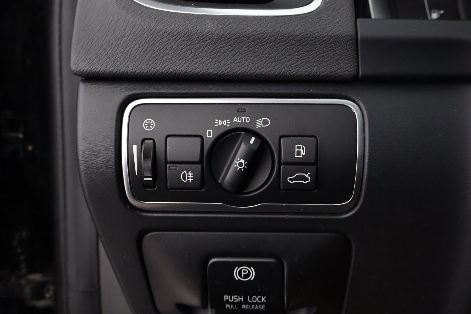 Volvo V60 2015 D2 Business Edition - Suomiauto | Webasto | High.Perf Audio | Vakkari | Xenon | P.Tutka | Hiljattain huollettu | 2x renkaat vanteilla | Ei adblue!