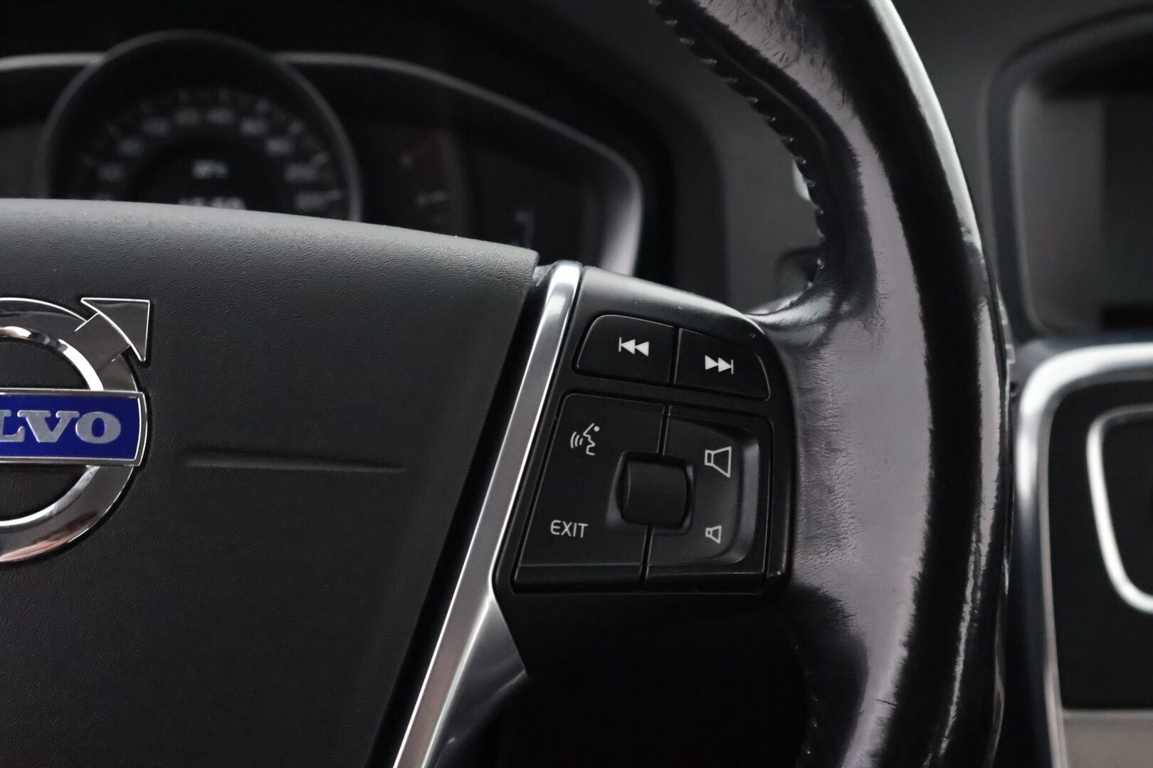 Volvo V60 2015 D2 Business Edition - Suomiauto | Webasto | High.Perf Audio | Vakkari | Xenon | P.Tutka | Hiljattain huollettu | 2x renkaat vanteilla | Ei adblue!