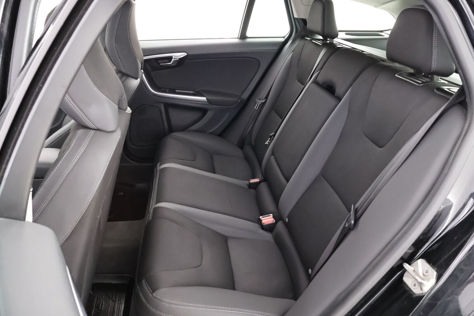 Volvo V60 2015 D2 Business Edition - Suomiauto | Webasto | High.Perf Audio | Vakkari | Xenon | P.Tutka | Hiljattain huollettu | 2x renkaat vanteilla | Ei adblue!