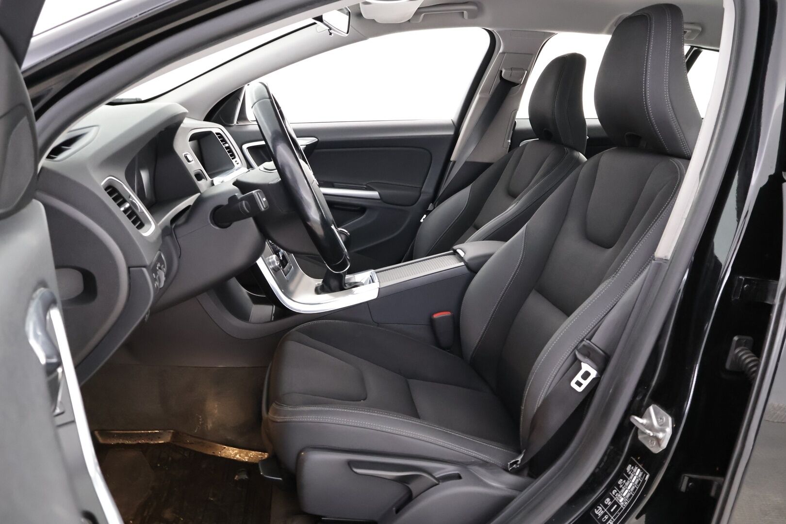 Volvo V60 2015 D2 Business Edition - Suomiauto | Webasto | High.Perf Audio | Vakkari | Xenon | P.Tutka | Hiljattain huollettu | 2x renkaat vanteilla | Ei adblue!