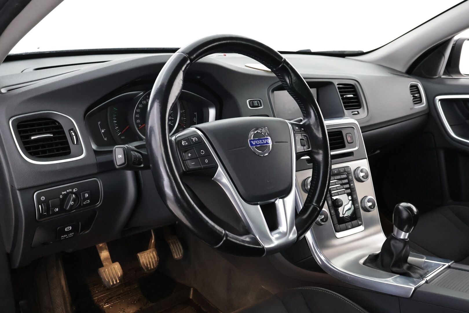 Volvo V60 2015 D2 Business Edition - Suomiauto | Webasto | High.Perf Audio | Vakkari | Xenon | P.Tutka | Hiljattain huollettu | 2x renkaat vanteilla | Ei adblue!