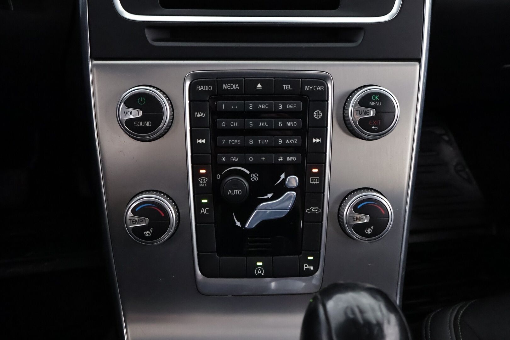 Volvo V60 2015 D2 Business Edition - Suomiauto | Webasto | High.Perf Audio | Vakkari | Xenon | P.Tutka | Hiljattain huollettu | 2x renkaat vanteilla | Ei adblue!
