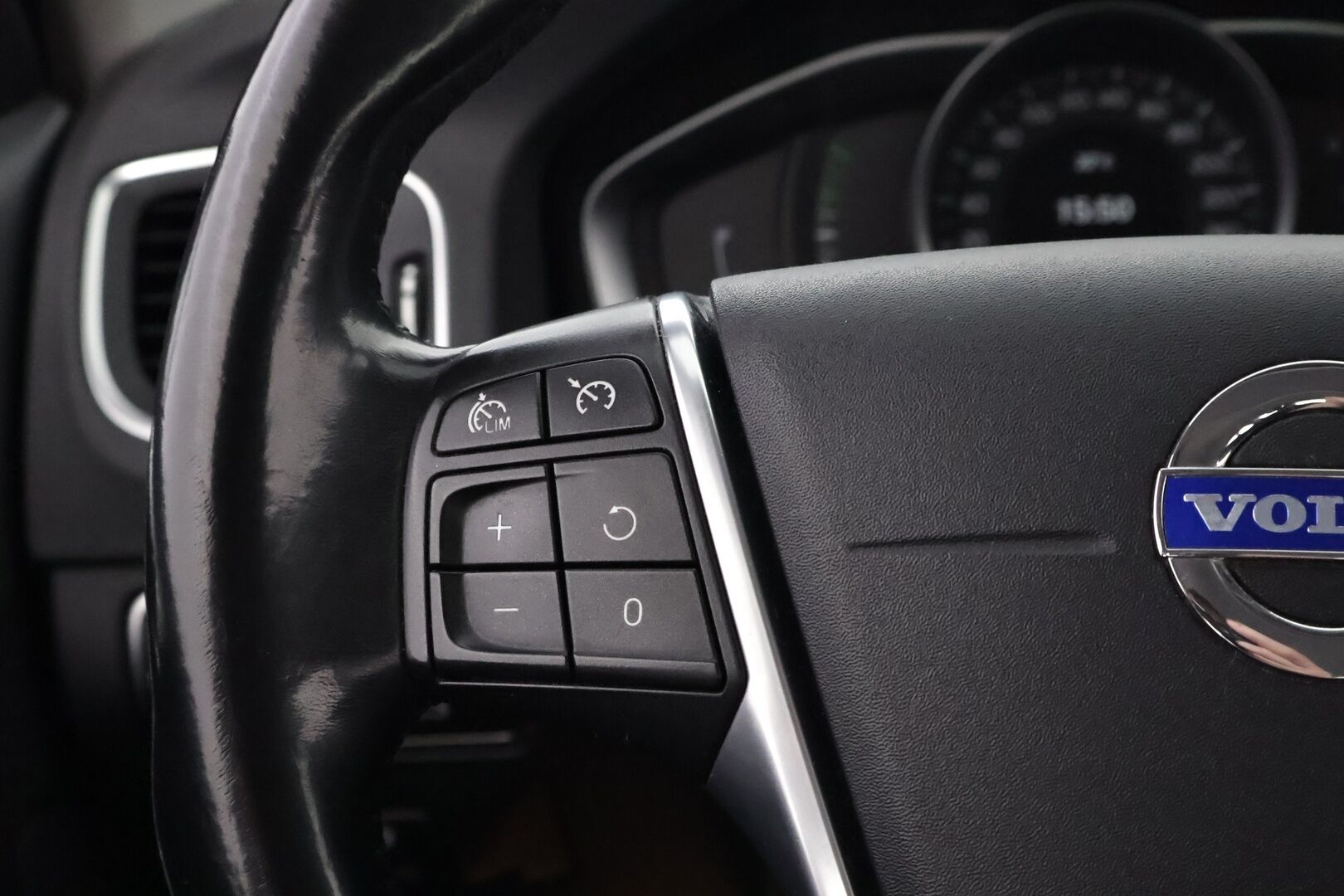 Volvo V60 2015 D2 Business Edition - Suomiauto | Webasto | High.Perf Audio | Vakkari | Xenon | P.Tutka | Hiljattain huollettu | 2x renkaat vanteilla | Ei adblue!
