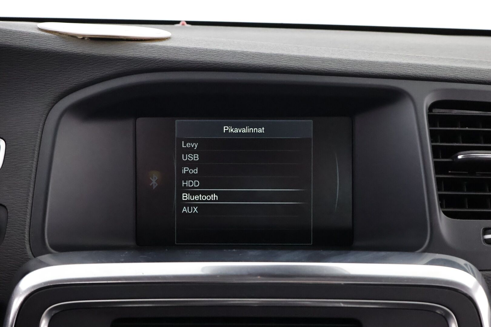 Volvo V60 2015 D2 Business Edition - Suomiauto | Webasto | High.Perf Audio | Vakkari | Xenon | P.Tutka | Hiljattain huollettu | 2x renkaat vanteilla | Ei adblue!