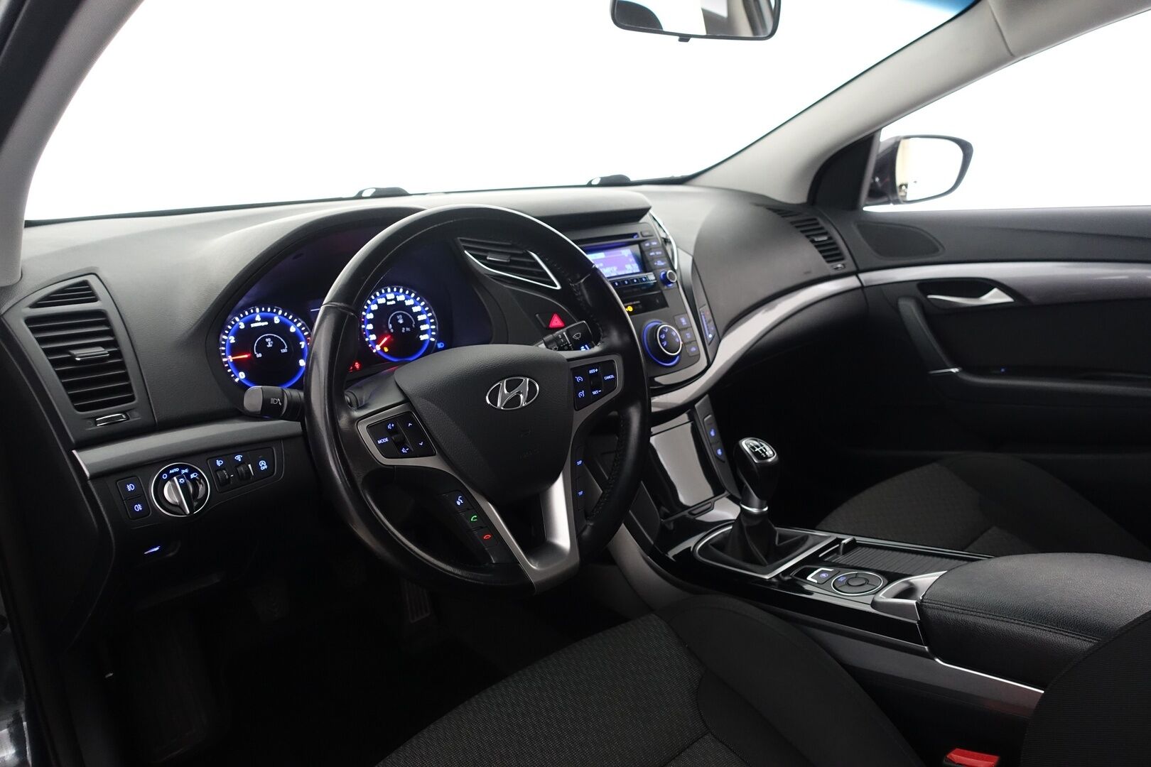 Hyundai i40 Sedan 2015 1,6 GDI 6MT ISG Classic - Suomi-auto | LED-päiväajovalot | Vakionopeudensäädin | Bluetooth-audio | Tummennetut takalasit | Sähkösäätöiset peilit | 2x renkaat ja vanteet | Siisti sisätila | Juuri huollettu! |