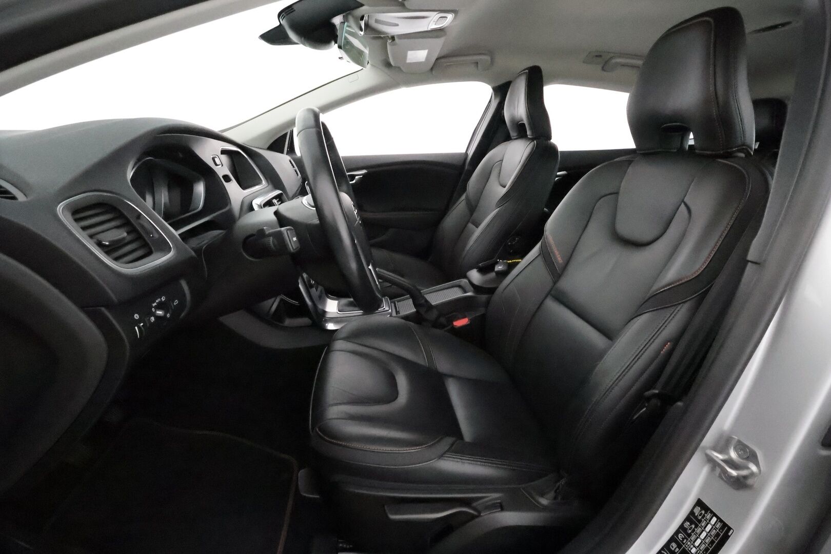 Volvo V40 2016 D4 Ocean Race Business **Webasto / Vakkari / P.tutka / Nahkapenkit / Kaarrevalot** - Suomi-auto / Kahdet renkaat aluvanteilla 