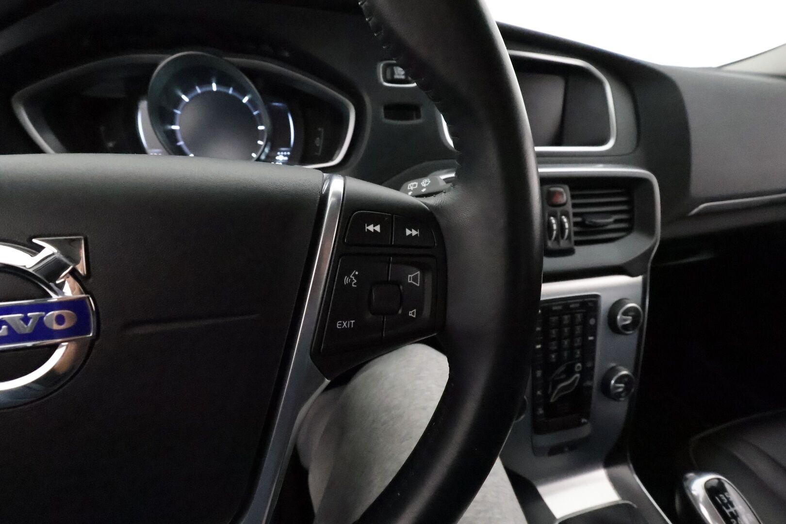 Volvo V40 2016 D4 Ocean Race Business **Webasto / Vakkari / P.tutka / Nahkapenkit / Kaarrevalot** - Suomi-auto / Kahdet renkaat aluvanteilla 