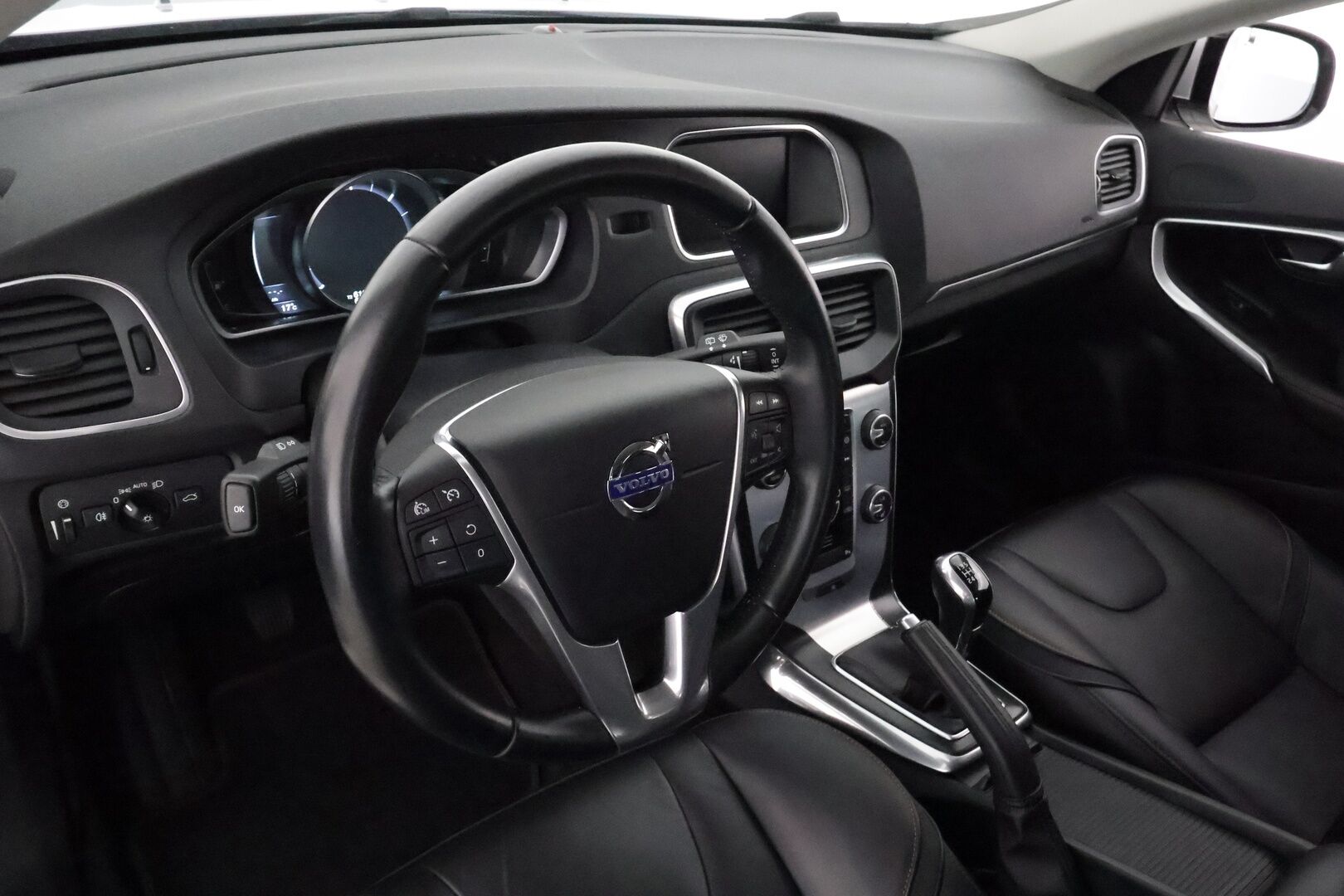 Volvo V40 2016 D4 Ocean Race Business **Webasto / Vakkari / P.tutka / Nahkapenkit / Kaarrevalot** - Suomi-auto / Kahdet renkaat aluvanteilla 