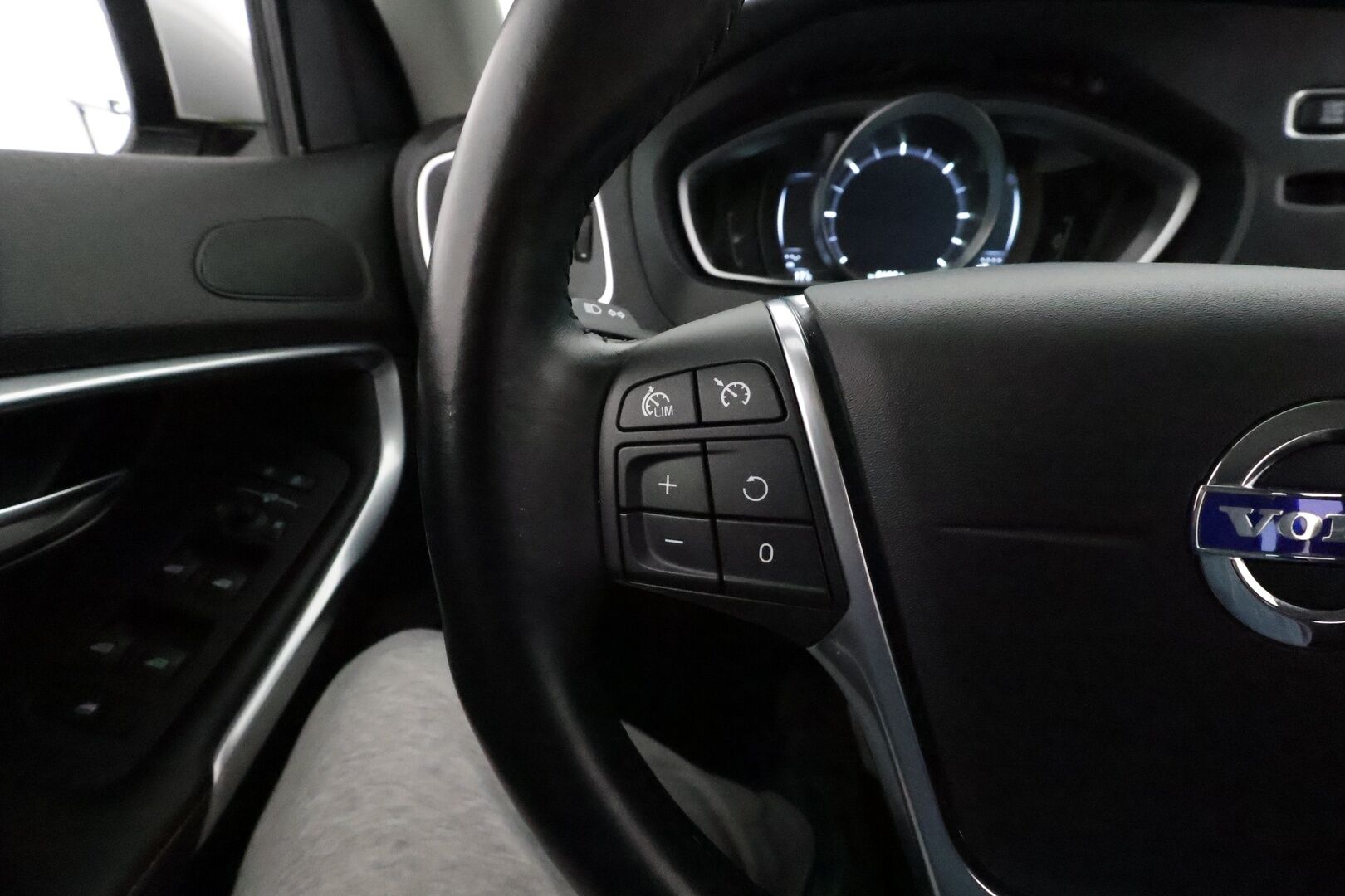 Volvo V40 2016 D4 Ocean Race Business **Webasto / Vakkari / P.tutka / Nahkapenkit / Kaarrevalot** - Suomi-auto / Kahdet renkaat aluvanteilla 