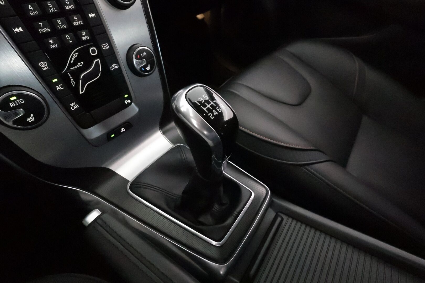 Volvo V40 2016 D4 Ocean Race Business **Webasto / Vakkari / P.tutka / Nahkapenkit / Kaarrevalot** - Suomi-auto / Kahdet renkaat aluvanteilla 