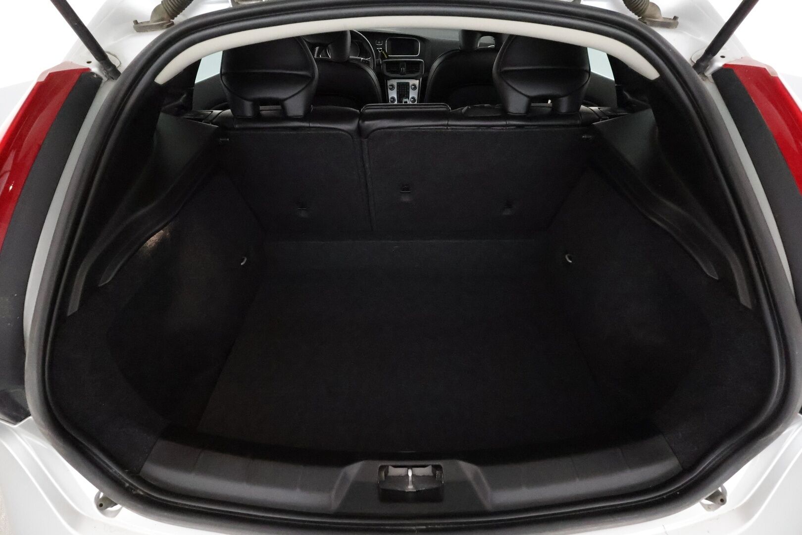Volvo V40 2016 D4 Ocean Race Business **Webasto / Vakkari / P.tutka / Nahkapenkit / Kaarrevalot** - Suomi-auto / Kahdet renkaat aluvanteilla 