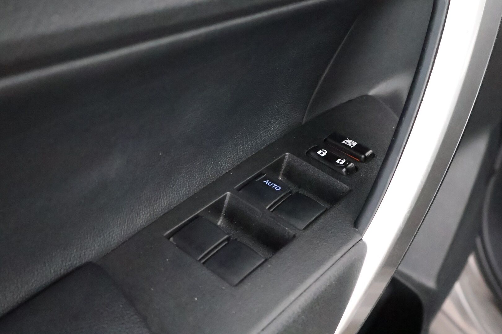 Toyota Corolla 2014 1,6 Valvematic Comfort Multidrive S 4ov - Suomiauto / Peruutuskamera / Vetokoukku / Puolinahat / Lohkolämmitin / Vakkari / Navi / Siisti!