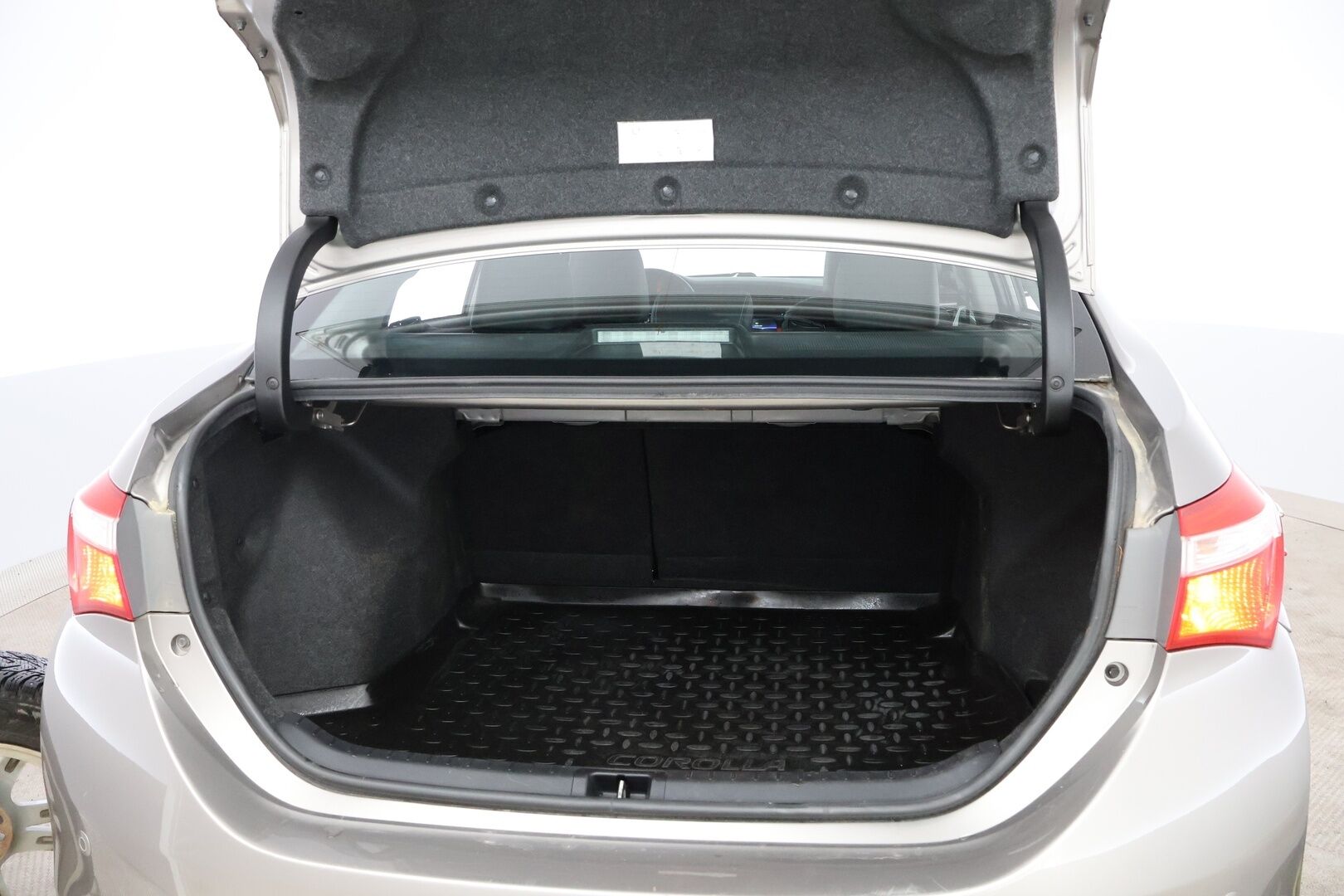Toyota Corolla 2014 1,6 Valvematic Comfort Multidrive S 4ov - Suomiauto / Peruutuskamera / Vetokoukku / Puolinahat / Lohkolämmitin / Vakkari / Navi / Siisti!