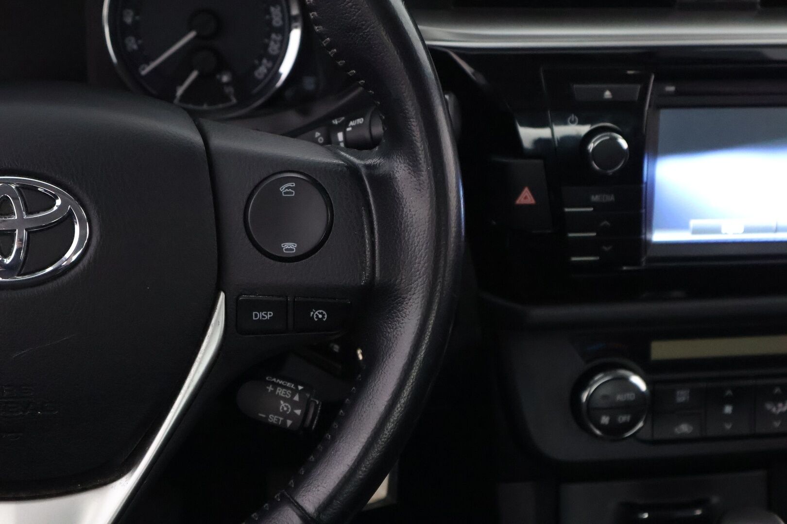 Toyota Corolla 2014 1,6 Valvematic Comfort Multidrive S 4ov - Suomiauto / Peruutuskamera / Vetokoukku / Puolinahat / Lohkolämmitin / Vakkari / Navi / Siisti!