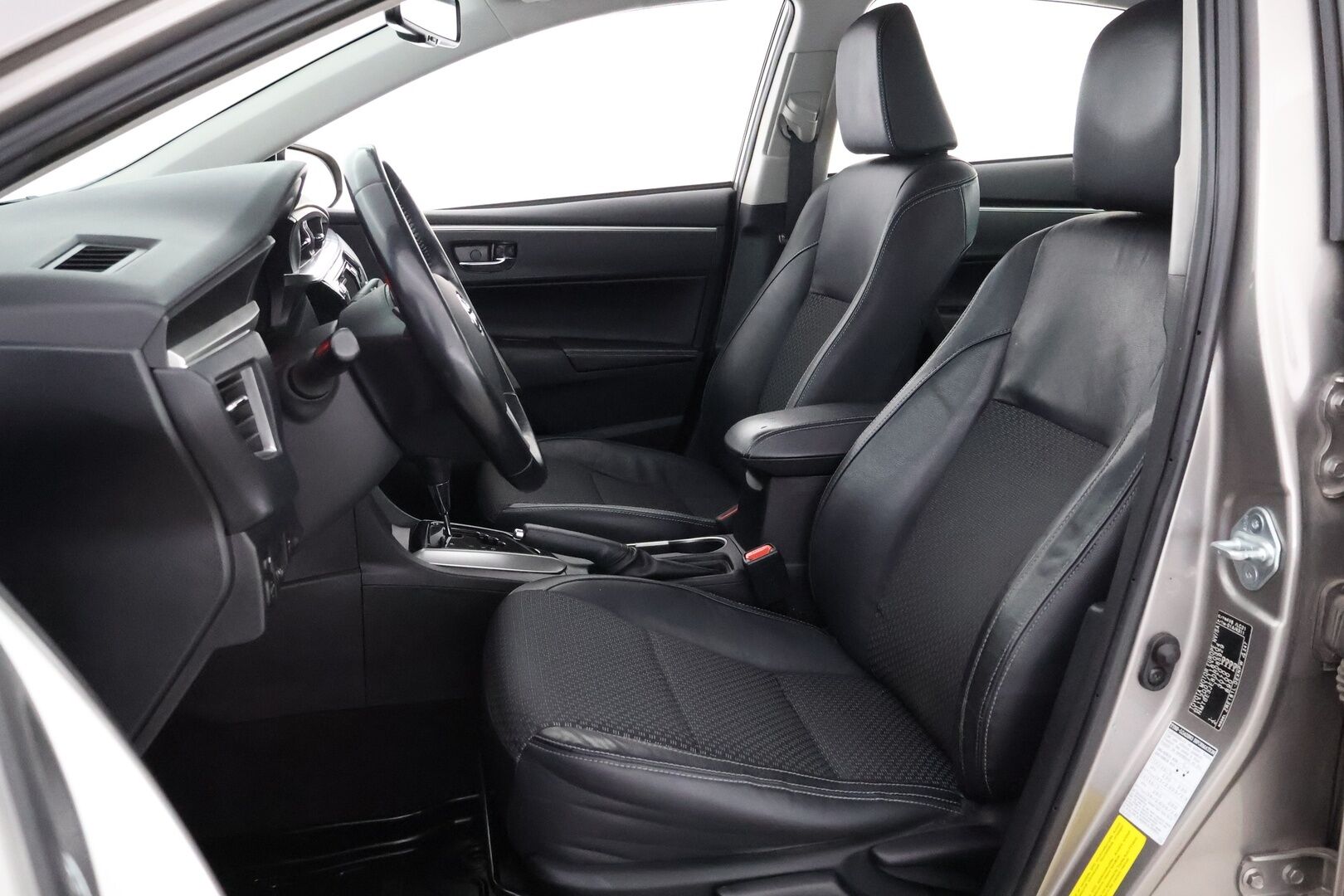 Toyota Corolla 2014 1,6 Valvematic Comfort Multidrive S 4ov - Suomiauto / Peruutuskamera / Vetokoukku / Puolinahat / Lohkolämmitin / Vakkari / Navi / Siisti!