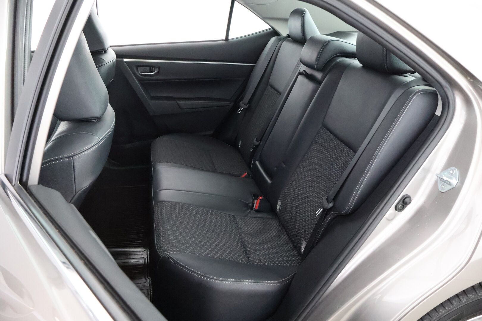 Toyota Corolla 2014 1,6 Valvematic Comfort Multidrive S 4ov - Suomiauto / Peruutuskamera / Vetokoukku / Puolinahat / Lohkolämmitin / Vakkari / Navi / Siisti!