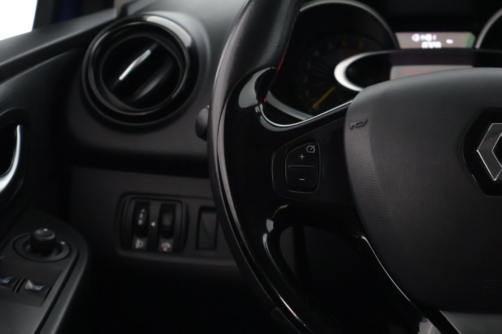 Renault Clio 2015 Energy TCe 90 GT Line * Lohkolämmitin / KeylessGo / Vakkari / Navigointi / Bluetooth * - * Hyvin huollettu Suomi-auto / GT-Line  / Taloudellinen ja ripeä *