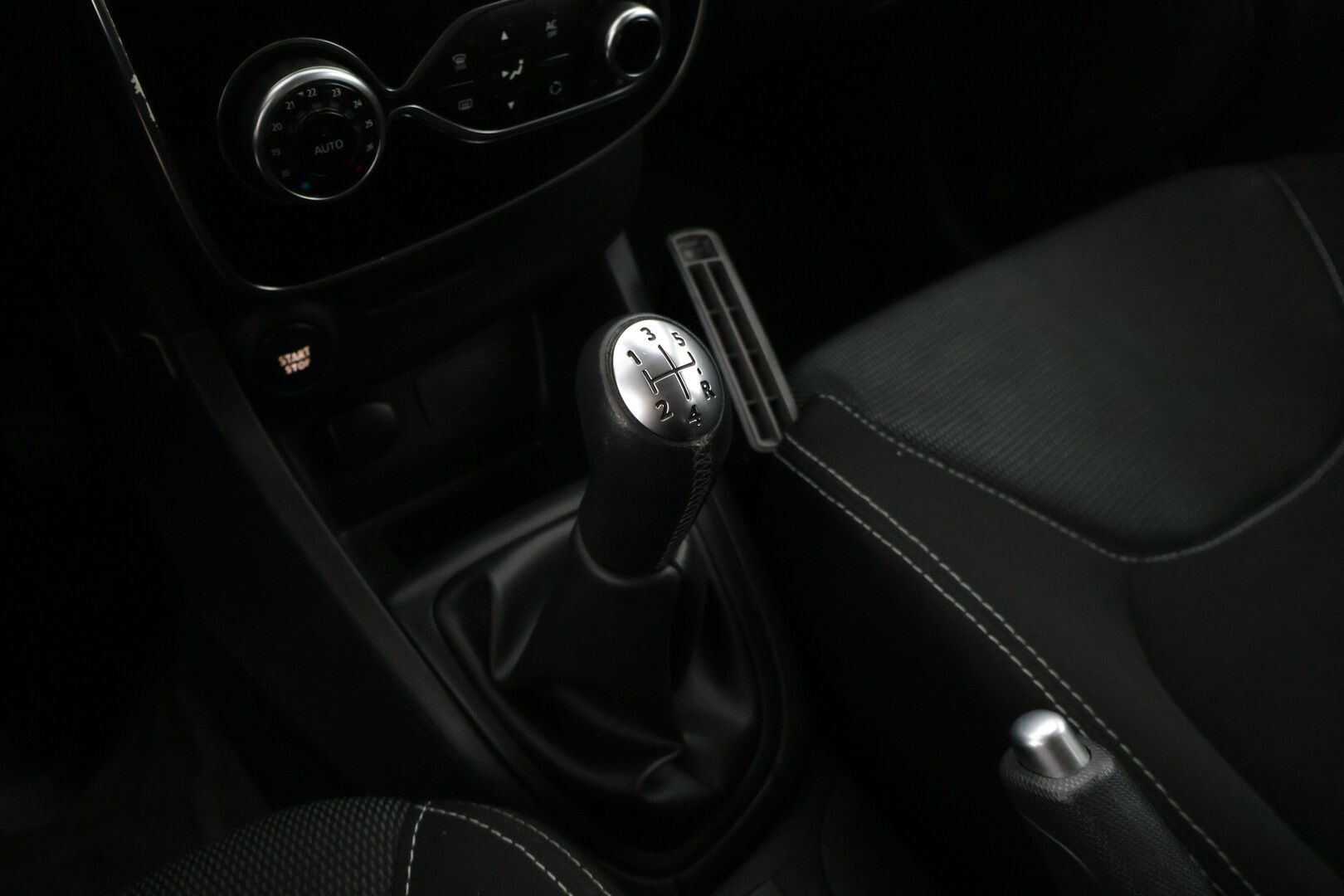 Renault Clio 2015 Energy TCe 90 GT Line * Lohkolämmitin / KeylessGo / Vakkari / Navigointi / Bluetooth * - * Hyvin huollettu Suomi-auto / GT-Line  / Taloudellinen ja ripeä *