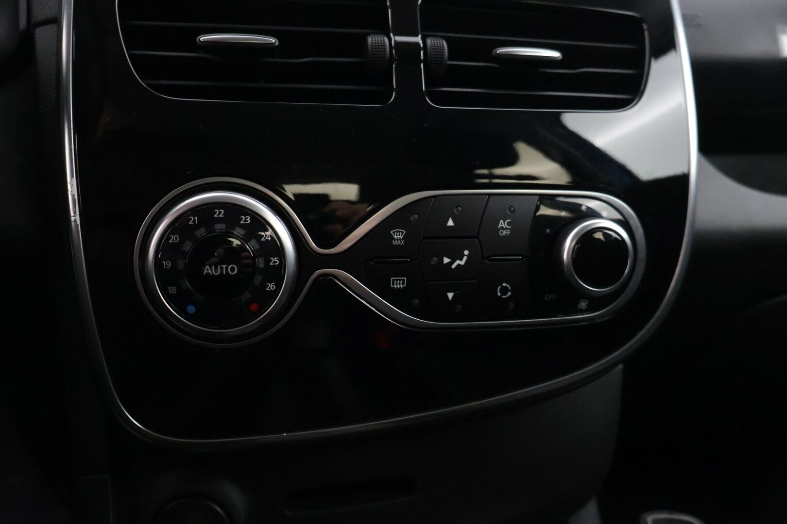 Renault Clio 2015 Energy TCe 90 GT Line * Lohkolämmitin / KeylessGo / Vakkari / Navigointi / Bluetooth * - * Hyvin huollettu Suomi-auto / GT-Line  / Taloudellinen ja ripeä *