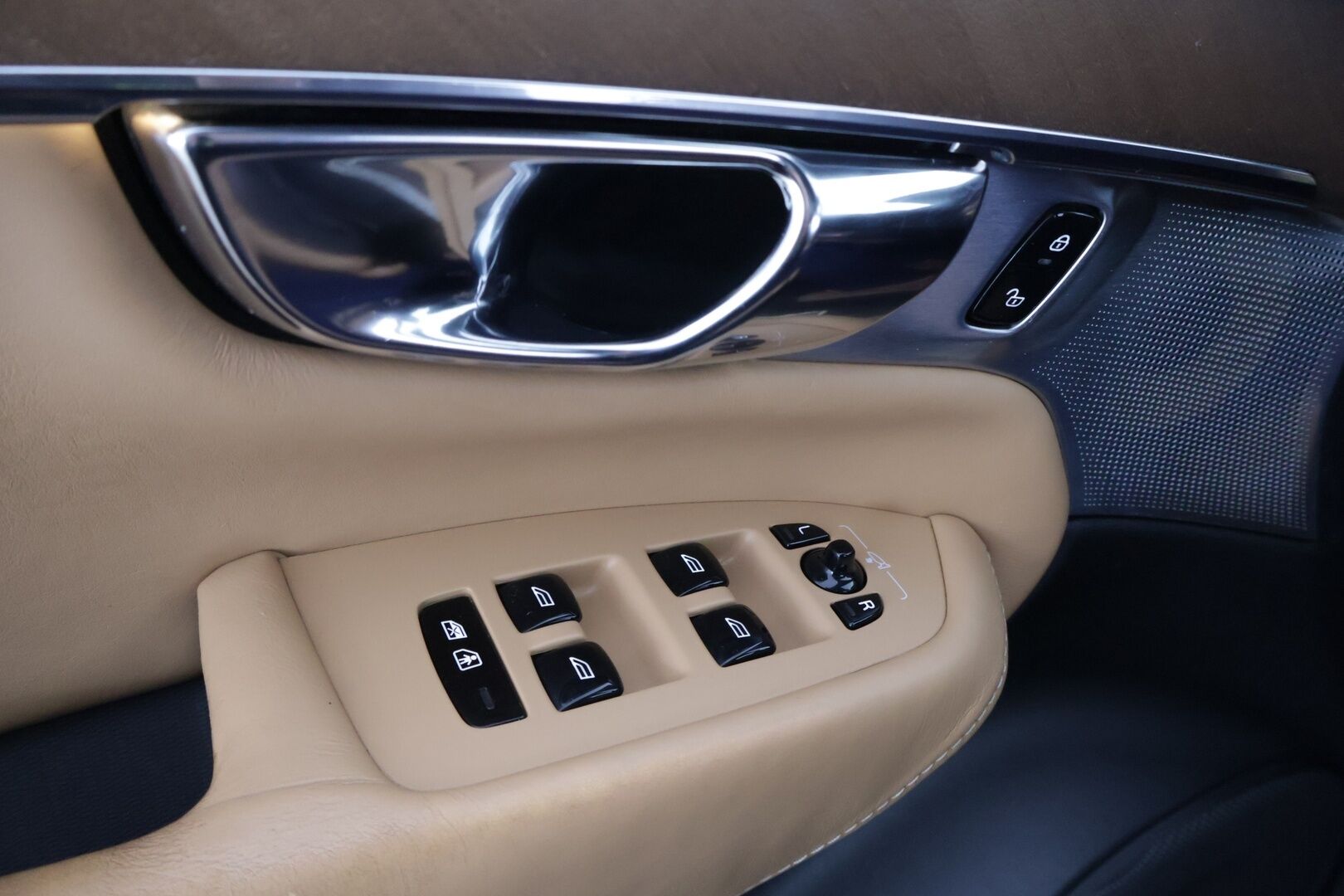 Volvo XC90 2016 D5 AWD First Edition aut *HUD / 360 / KOUKKU / ILMASTOIDUT JA HIEROVAT / PANORAMA / 7P / BOWER & WILKINS* - *Suomi-auto / Häikäisevät Varusteet / Hyvin Huollettu!*