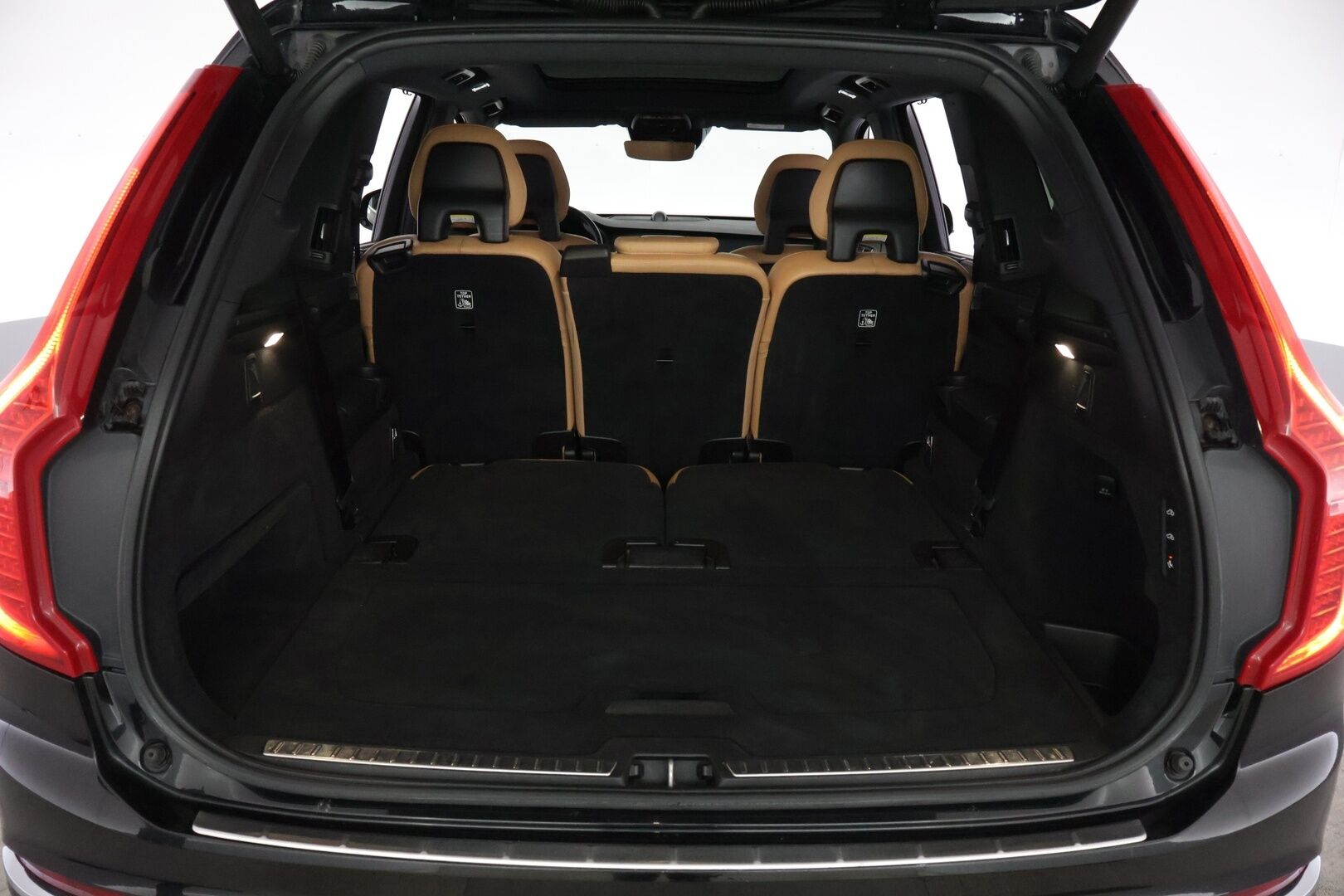 Volvo XC90 2016 D5 AWD First Edition aut *HUD / 360 / KOUKKU / ILMASTOIDUT JA HIEROVAT / PANORAMA / 7P / BOWER & WILKINS* - *Suomi-auto / Häikäisevät Varusteet / Hyvin Huollettu!*