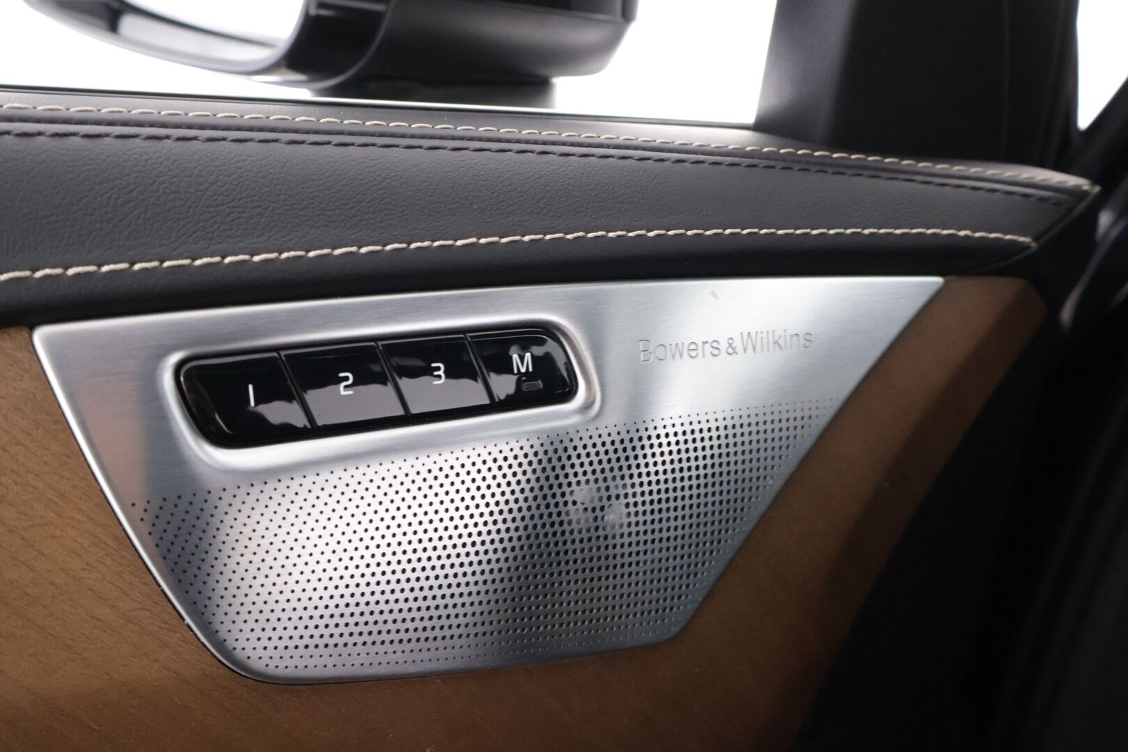Volvo XC90 2016 D5 AWD First Edition aut *HUD / 360 / KOUKKU / ILMASTOIDUT JA HIEROVAT / PANORAMA / 7P / BOWER & WILKINS* - *Suomi-auto / Häikäisevät Varusteet / Hyvin Huollettu!*