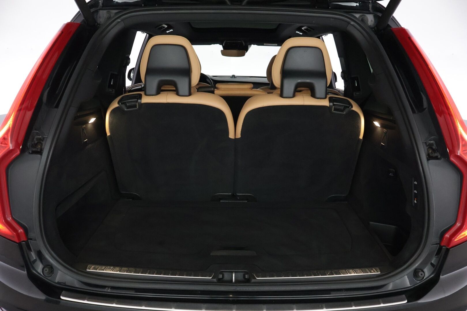 Volvo XC90 2016 D5 AWD First Edition aut *HUD / 360 / KOUKKU / ILMASTOIDUT JA HIEROVAT / PANORAMA / 7P / BOWER & WILKINS* - *Suomi-auto / Häikäisevät Varusteet / Hyvin Huollettu!*