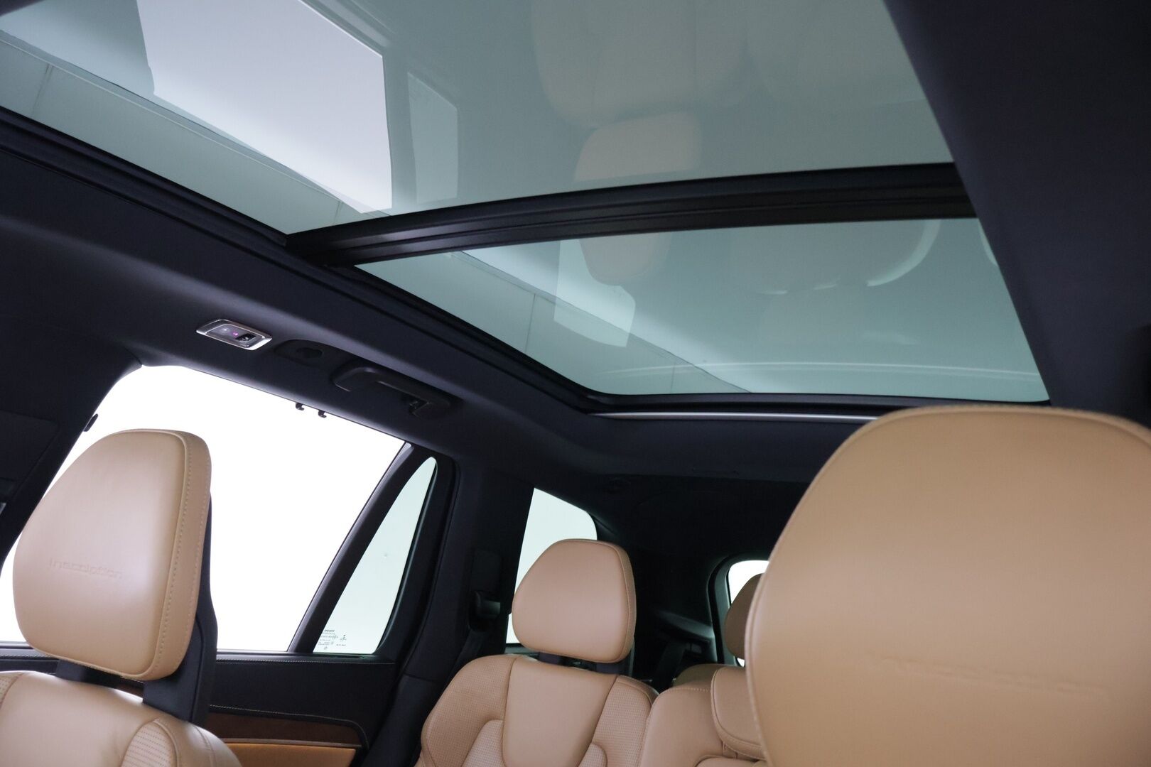 Volvo XC90 2016 D5 AWD First Edition aut *HUD / 360 / KOUKKU / ILMASTOIDUT JA HIEROVAT / PANORAMA / 7P / BOWER & WILKINS* - *Suomi-auto / Häikäisevät Varusteet / Hyvin Huollettu!*