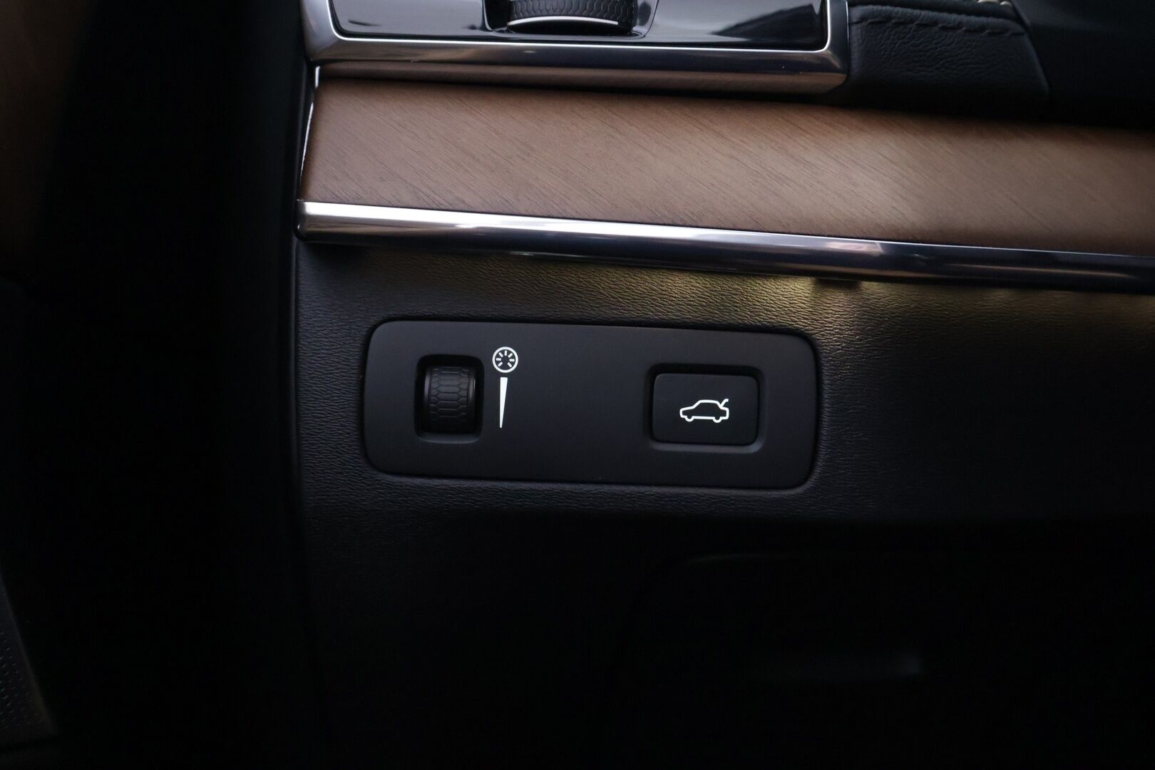 Volvo XC90 2016 D5 AWD First Edition aut *HUD / 360 / KOUKKU / ILMASTOIDUT JA HIEROVAT / PANORAMA / 7P / BOWER & WILKINS* - *Suomi-auto / Häikäisevät Varusteet / Hyvin Huollettu!*