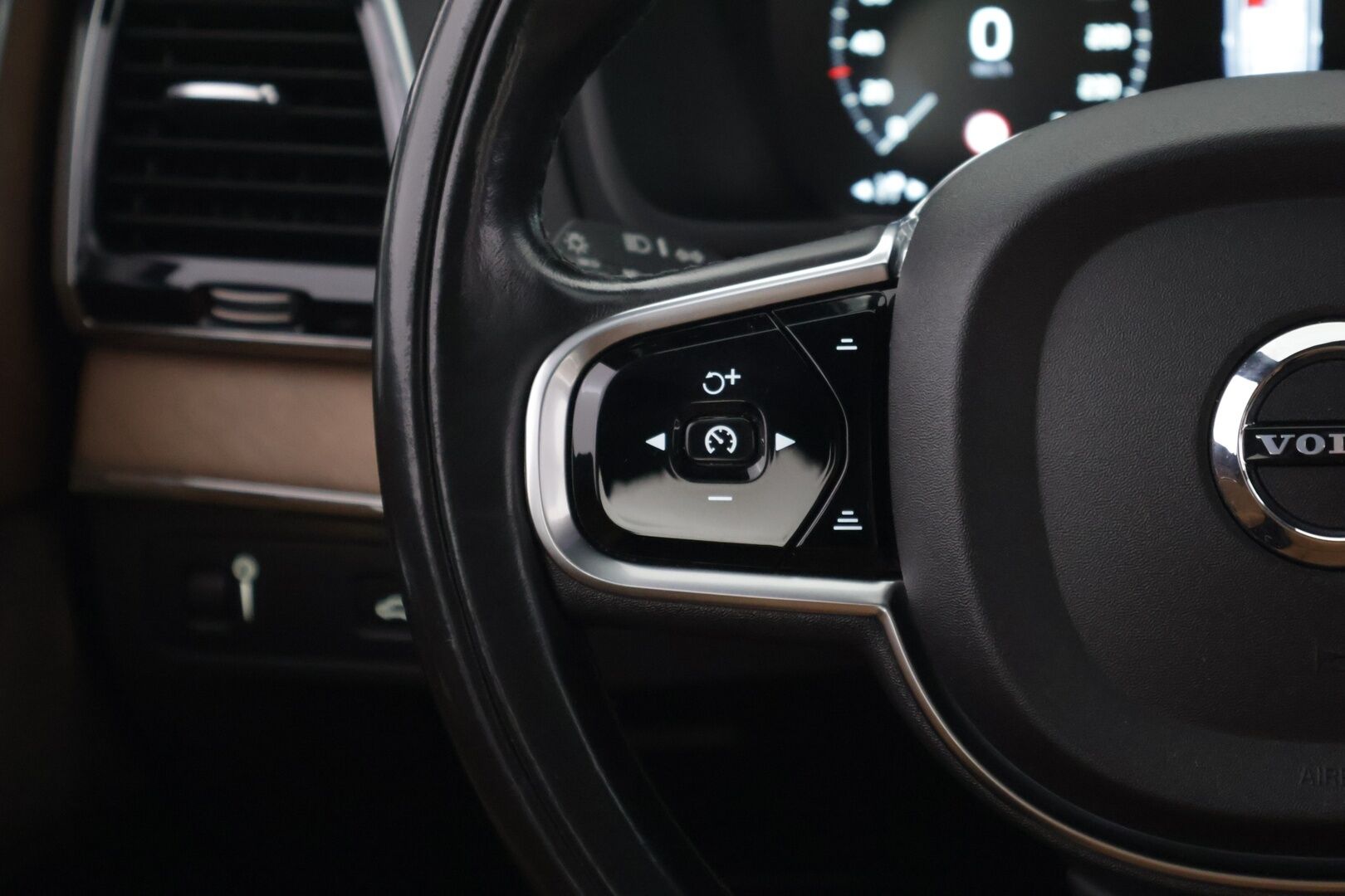 Volvo XC90 2016 D5 AWD First Edition aut *HUD / 360 / KOUKKU / ILMASTOIDUT JA HIEROVAT / PANORAMA / 7P / BOWER & WILKINS* - *Suomi-auto / Häikäisevät Varusteet / Hyvin Huollettu!*