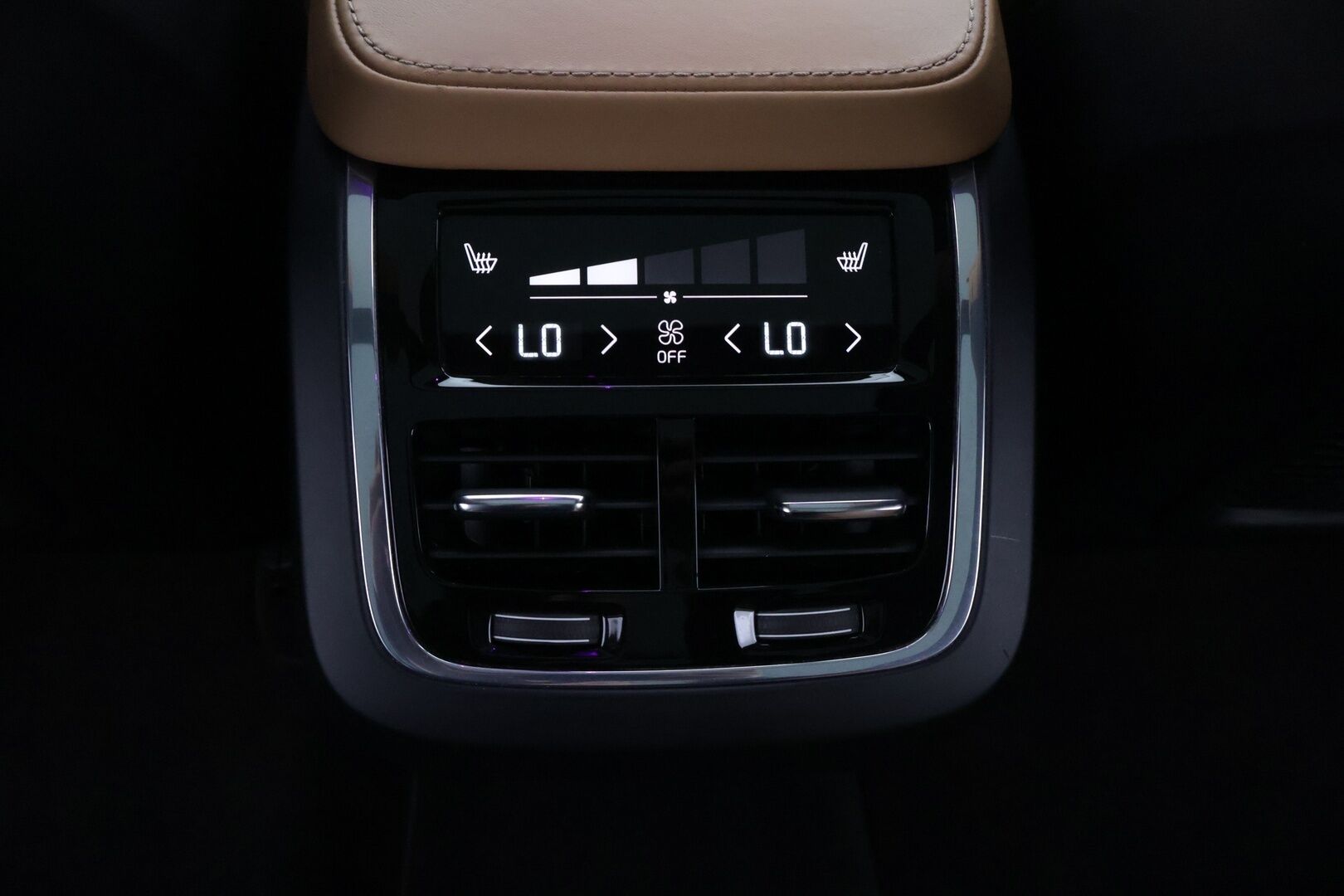 Volvo XC90 2016 D5 AWD First Edition aut *HUD / 360 / KOUKKU / ILMASTOIDUT JA HIEROVAT / PANORAMA / 7P / BOWER & WILKINS* - *Suomi-auto / Häikäisevät Varusteet / Hyvin Huollettu!*
