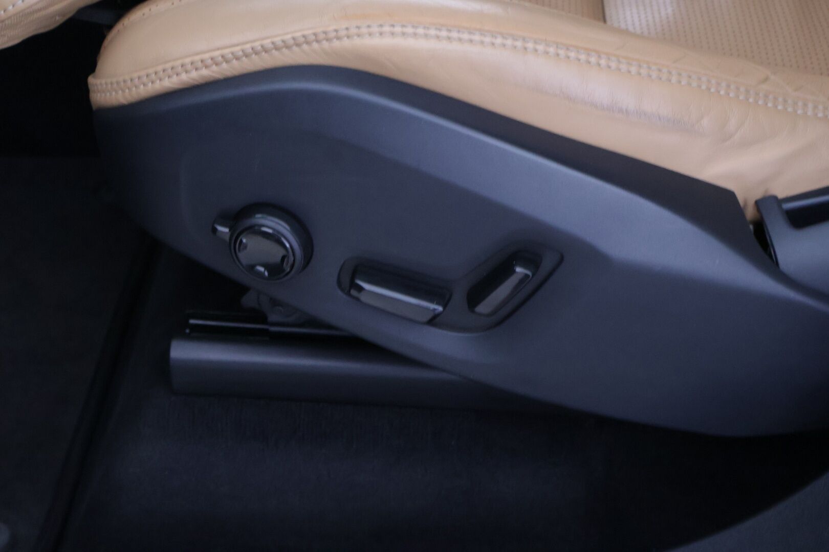 Volvo XC90 2016 D5 AWD First Edition aut *HUD / 360 / KOUKKU / ILMASTOIDUT JA HIEROVAT / PANORAMA / 7P / BOWER & WILKINS* - *Suomi-auto / Häikäisevät Varusteet / Hyvin Huollettu!*