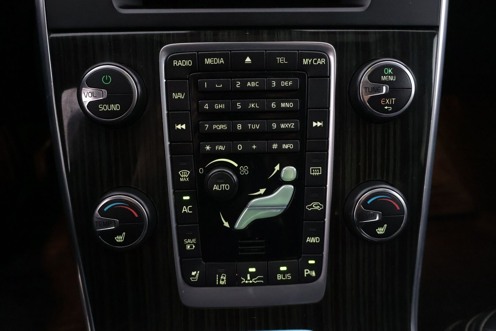 Volvo V60 2013 D6 Summum AWD + plug in hybrid aut * Adapt. Vakkari / Blis / Kattoluukku / Webasto / Kaistavahti / Digimittaristo * - * Siisti / kahdet hyväkuntoiset renkaat omilla alumiinivanteilla / Taloudellinen neliveto * - Osta nyt, maksa vasta ensi vuonna