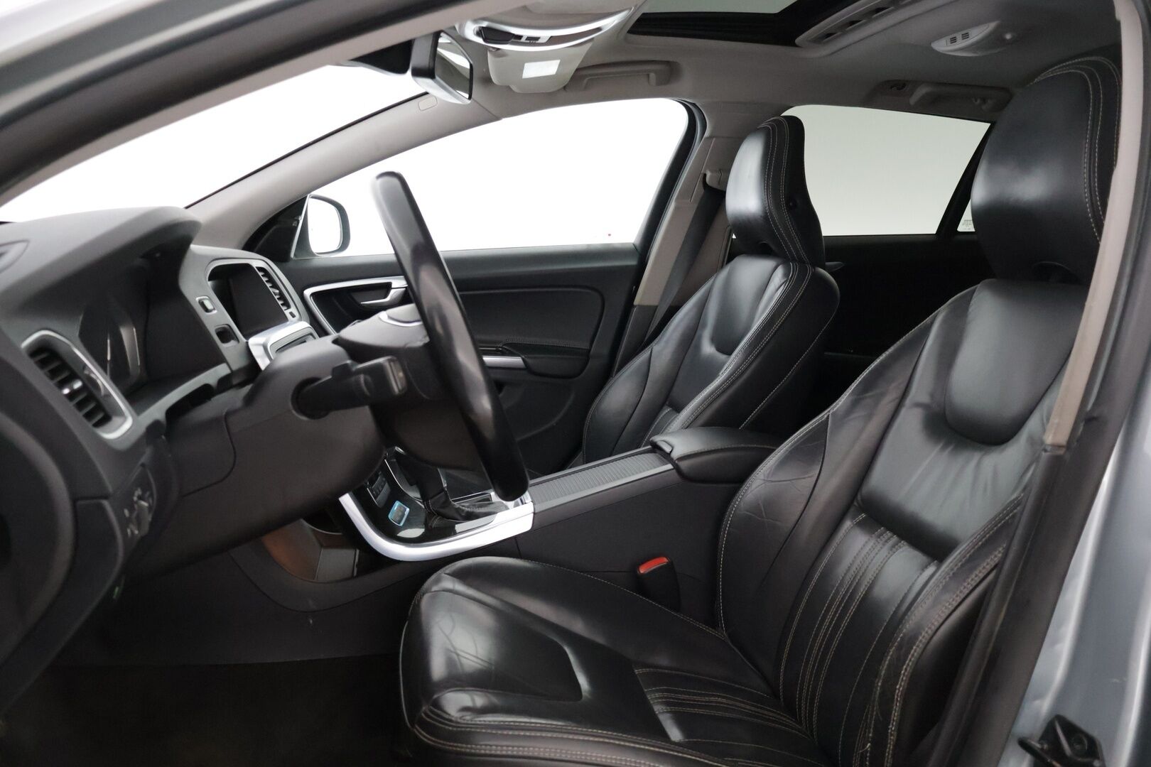 Volvo V60 2013 D6 Summum AWD + plug in hybrid aut * Adapt. Vakkari / Blis / Kattoluukku / Webasto / Kaistavahti / Digimittaristo * - * Todella kovilla varusteilla / Taloudellinen neliveto / Jakohihna sekä huolto tehty 1/26 *