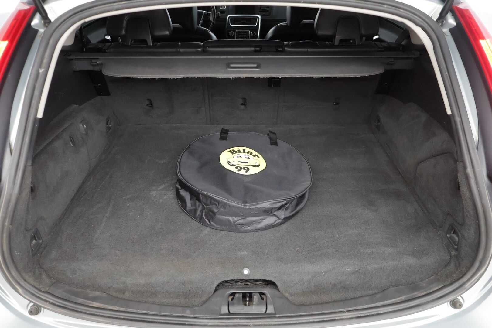 Volvo V60 2013 D6 Summum AWD + plug in hybrid aut * Adapt. Vakkari / Blis / Kattoluukku / Webasto / Kaistavahti / Digimittaristo * - * Siisti / kahdet hyväkuntoiset renkaat omilla alumiinivanteilla / Taloudellinen neliveto * - Osta nyt, maksa vasta ensi vuonna