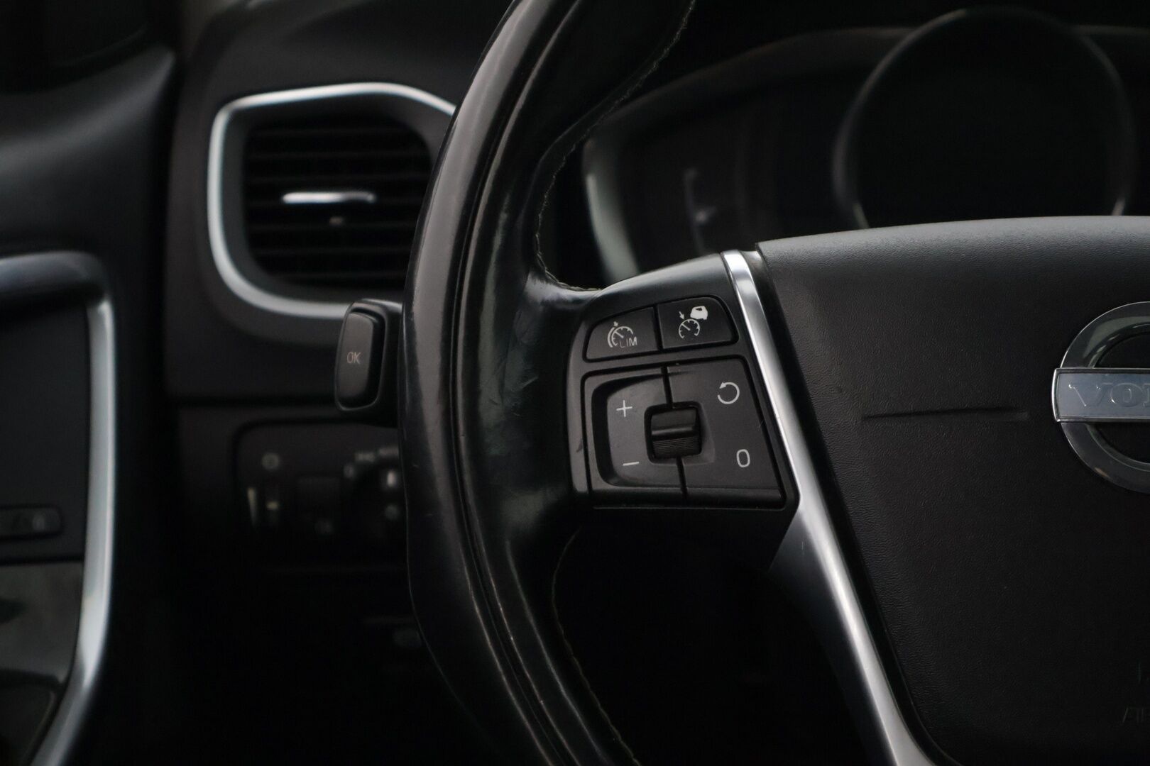 Volvo V60 2013 D6 Summum AWD + plug in hybrid aut * Adapt. Vakkari / Blis / Kattoluukku / Webasto / Kaistavahti / Digimittaristo * - * Todella kovilla varusteilla / Taloudellinen neliveto / Jakohihna sekä huolto tehty 1/26 *