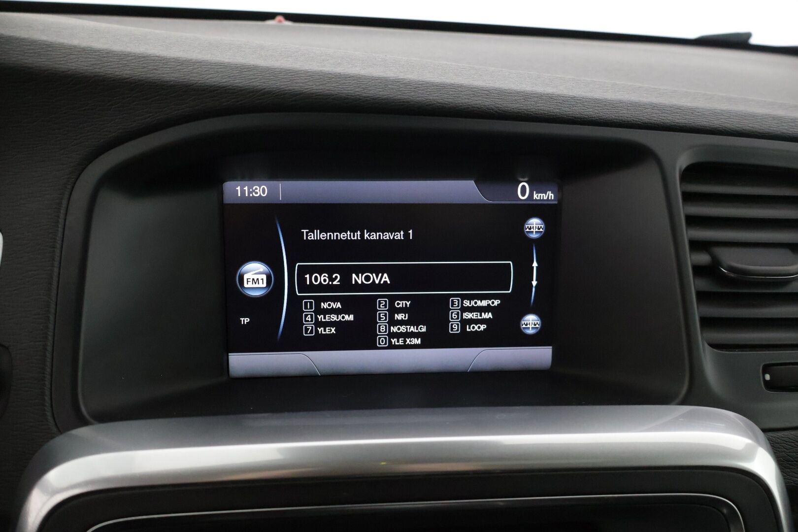 Volvo V60 2013 D6 Summum AWD + plug in hybrid aut * Adapt. Vakkari / Blis / Kattoluukku / Webasto / Kaistavahti / Digimittaristo * - * Siisti / kahdet hyväkuntoiset renkaat omilla alumiinivanteilla / Taloudellinen neliveto * - Osta nyt, maksa vasta ensi vuonna