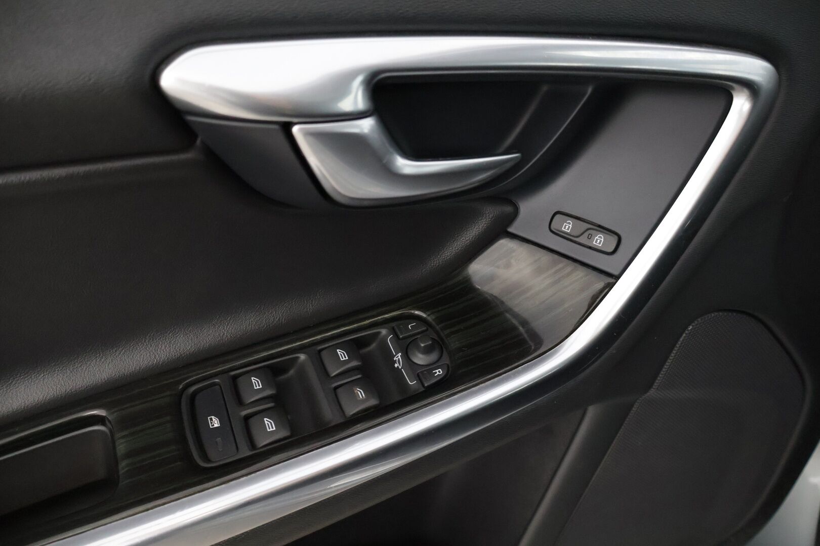 Volvo V60 2013 D6 Summum AWD + plug in hybrid aut * Adapt. Vakkari / Blis / Kattoluukku / Webasto / Kaistavahti / Digimittaristo * - * Todella kovilla varusteilla / Taloudellinen neliveto / Jakohihna sekä huolto tehty 1/26 *