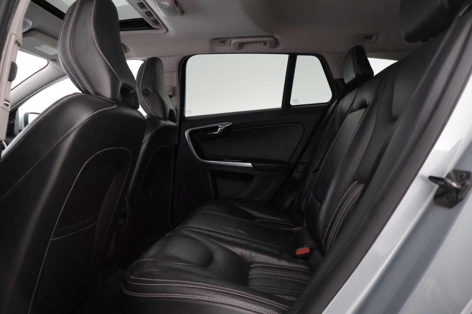 Volvo V60 2013 D6 Summum AWD + plug in hybrid aut * Adapt. Vakkari / Blis / Kattoluukku / Webasto / Kaistavahti / Digimittaristo * - * Todella kovilla varusteilla / Taloudellinen neliveto / Jakohihna sekä huolto tehty 1/26 *