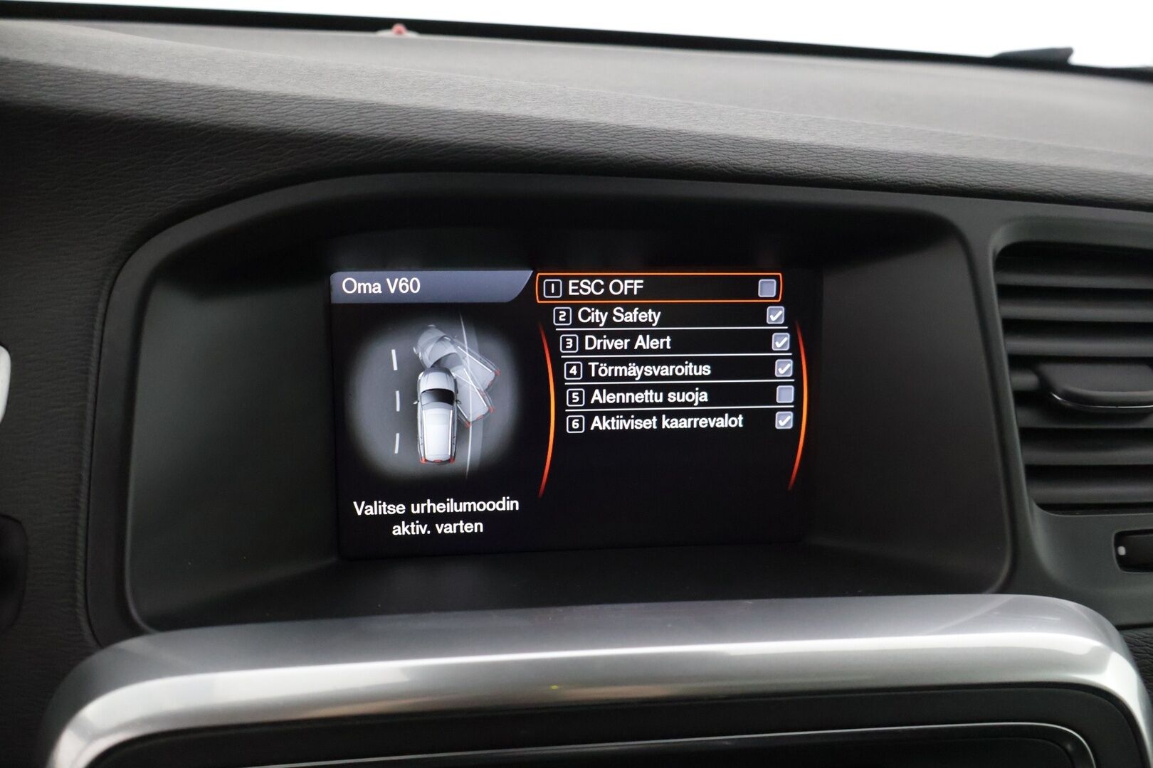 Volvo V60 2013 D6 Summum AWD + plug in hybrid aut * Adapt. Vakkari / Blis / Kattoluukku / Webasto / Kaistavahti / Digimittaristo * - * Siisti / kahdet hyväkuntoiset renkaat omilla alumiinivanteilla / Taloudellinen neliveto * - Osta nyt, maksa vasta ensi vuonna