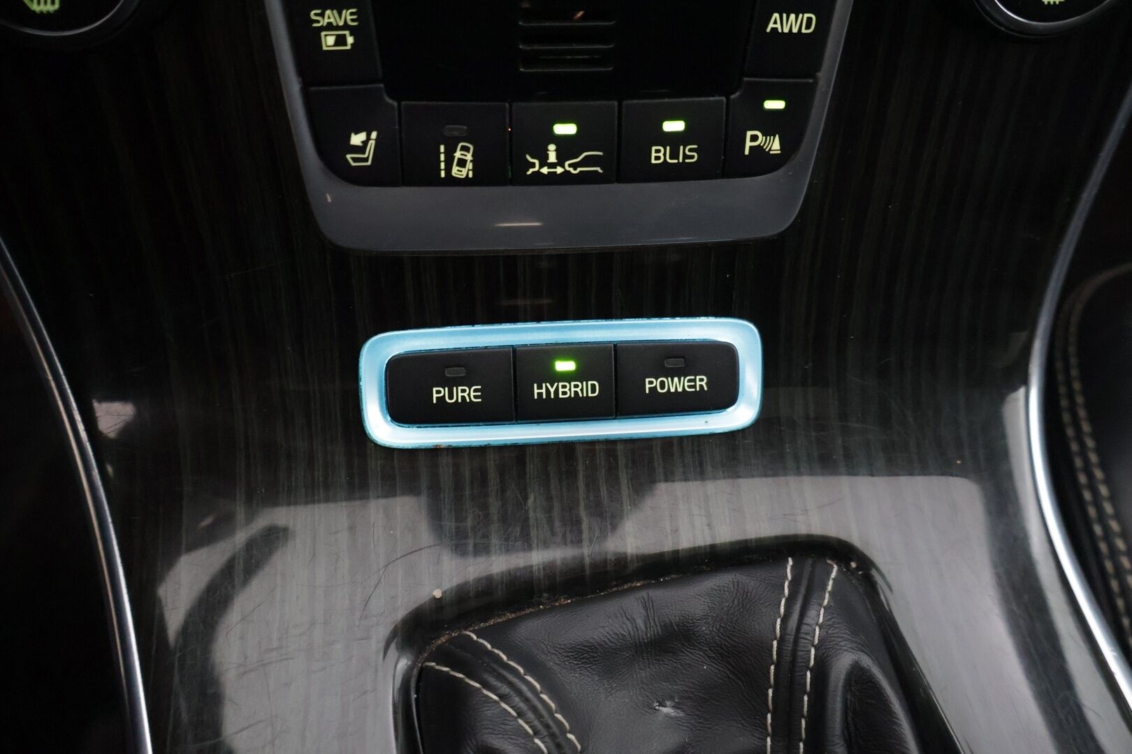 Volvo V60 2013 D6 Summum AWD + plug in hybrid aut * Adapt. Vakkari / Blis / Kattoluukku / Webasto / Kaistavahti / Digimittaristo * - * Todella kovilla varusteilla / Taloudellinen neliveto / Jakohihna sekä huolto tehty 1/26 *