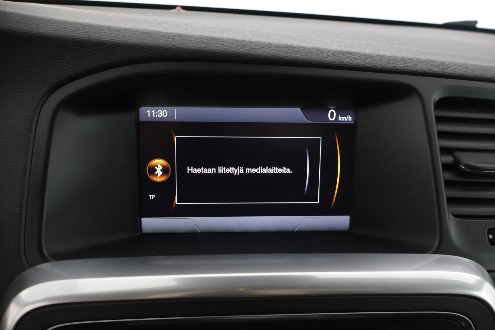 Volvo V60 2013 D6 Summum AWD + plug in hybrid aut * Adapt. Vakkari / Blis / Kattoluukku / Webasto / Kaistavahti / Digimittaristo * - * Siisti / kahdet hyväkuntoiset renkaat omilla alumiinivanteilla / Taloudellinen neliveto * - Osta nyt, maksa vasta ensi vuonna