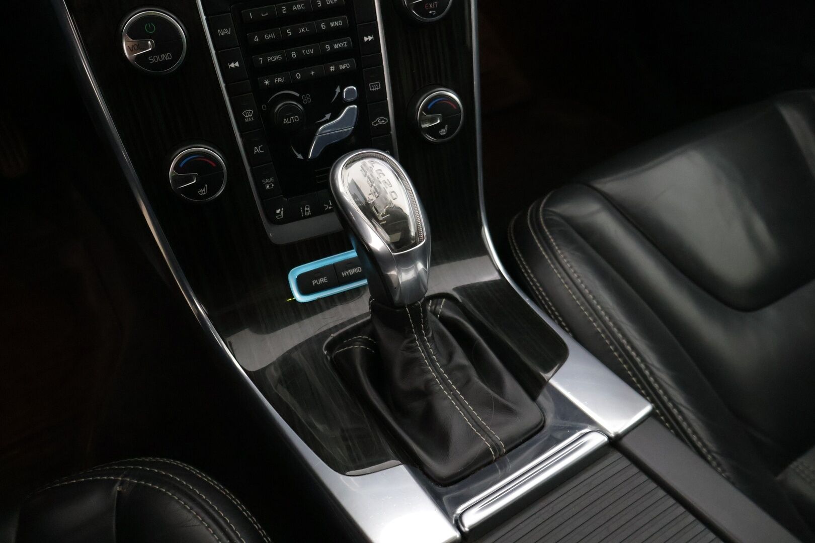 Volvo V60 2013 D6 Summum AWD + plug in hybrid aut * Adapt. Vakkari / Blis / Kattoluukku / Webasto / Kaistavahti / Digimittaristo * - * Siisti / kahdet hyväkuntoiset renkaat omilla alumiinivanteilla / Taloudellinen neliveto * - Osta nyt, maksa vasta ensi vuonna