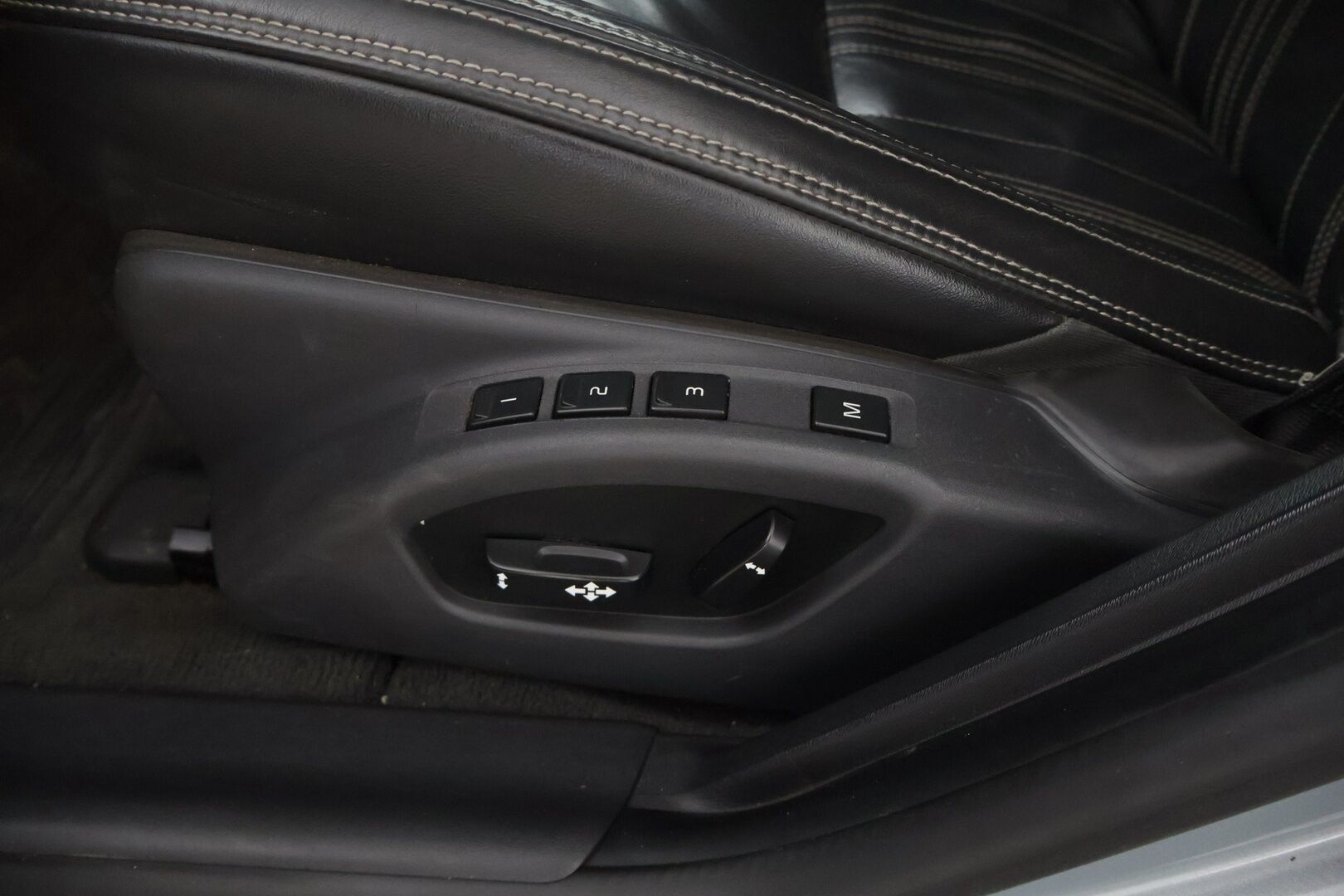 Volvo V60 2013 D6 Summum AWD + plug in hybrid aut * Adapt. Vakkari / Blis / Kattoluukku / Webasto / Kaistavahti / Digimittaristo * - * Todella kovilla varusteilla / Taloudellinen neliveto / Jakohihna sekä huolto tehty 1/26 *