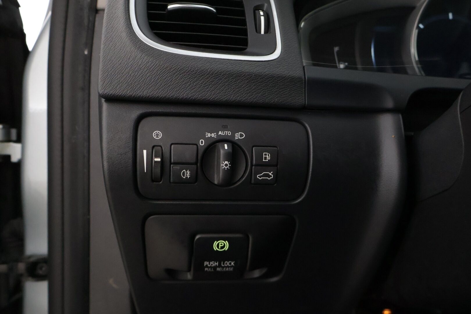 Volvo V60 2013 D6 Summum AWD + plug in hybrid aut * Adapt. Vakkari / Blis / Kattoluukku / Webasto / Kaistavahti / Digimittaristo * - * Todella kovilla varusteilla / Taloudellinen neliveto / Jakohihna sekä huolto tehty 1/26 *