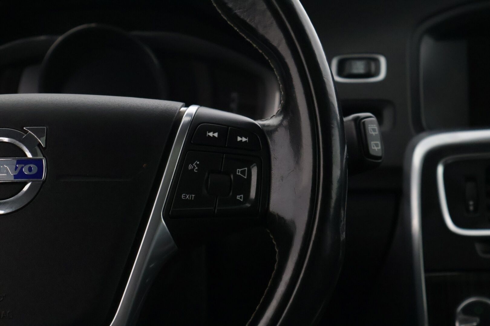 Volvo V60 2013 D6 Summum AWD + plug in hybrid aut * Adapt. Vakkari / Blis / Kattoluukku / Webasto / Kaistavahti / Digimittaristo * - * Todella kovilla varusteilla / Taloudellinen neliveto / Jakohihna sekä huolto tehty 1/26 *