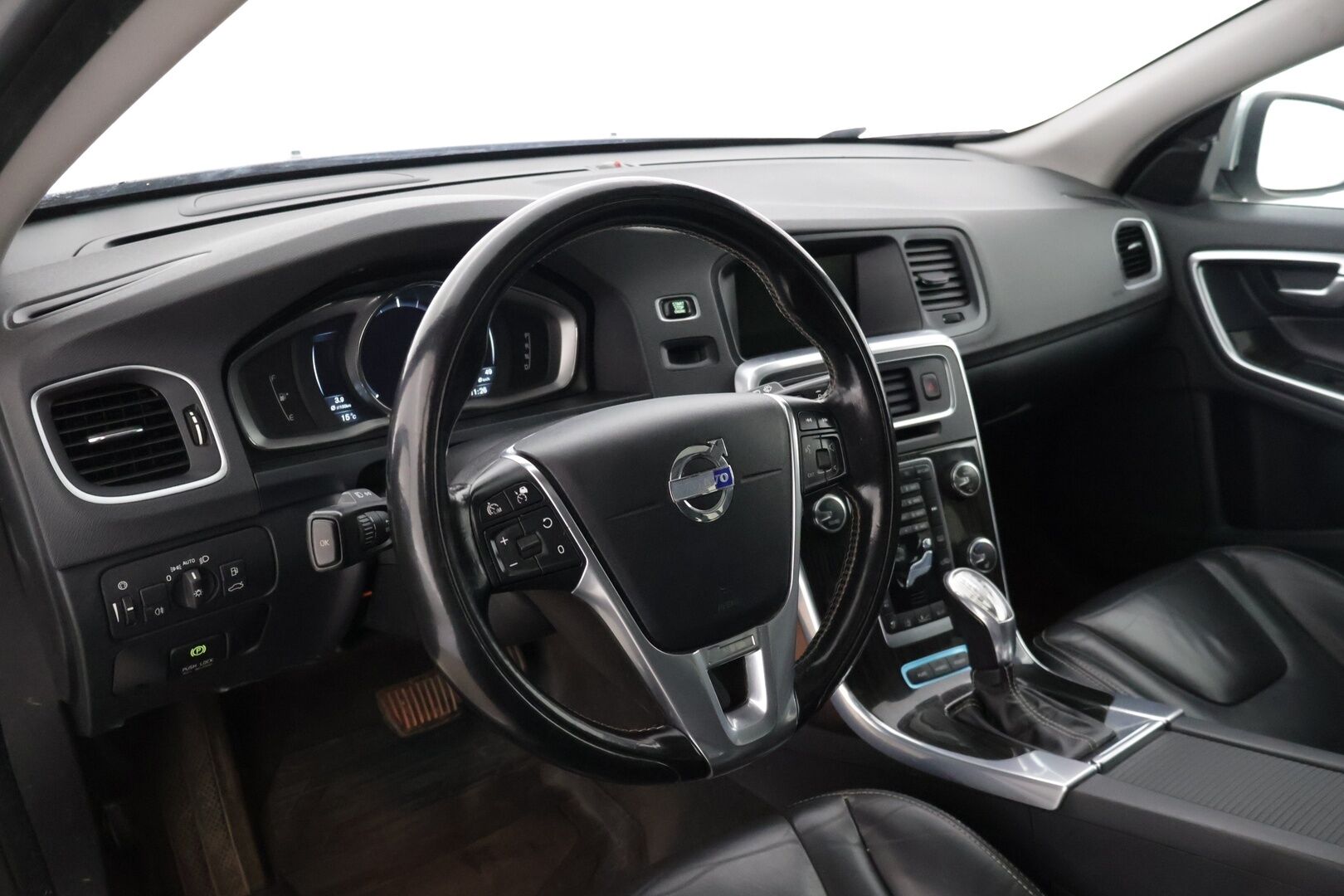 Volvo V60 2013 D6 Summum AWD + plug in hybrid aut * Adapt. Vakkari / Blis / Kattoluukku / Webasto / Kaistavahti / Digimittaristo * - * Siisti / kahdet hyväkuntoiset renkaat omilla alumiinivanteilla / Taloudellinen neliveto * - Osta nyt, maksa vasta ensi vuonna