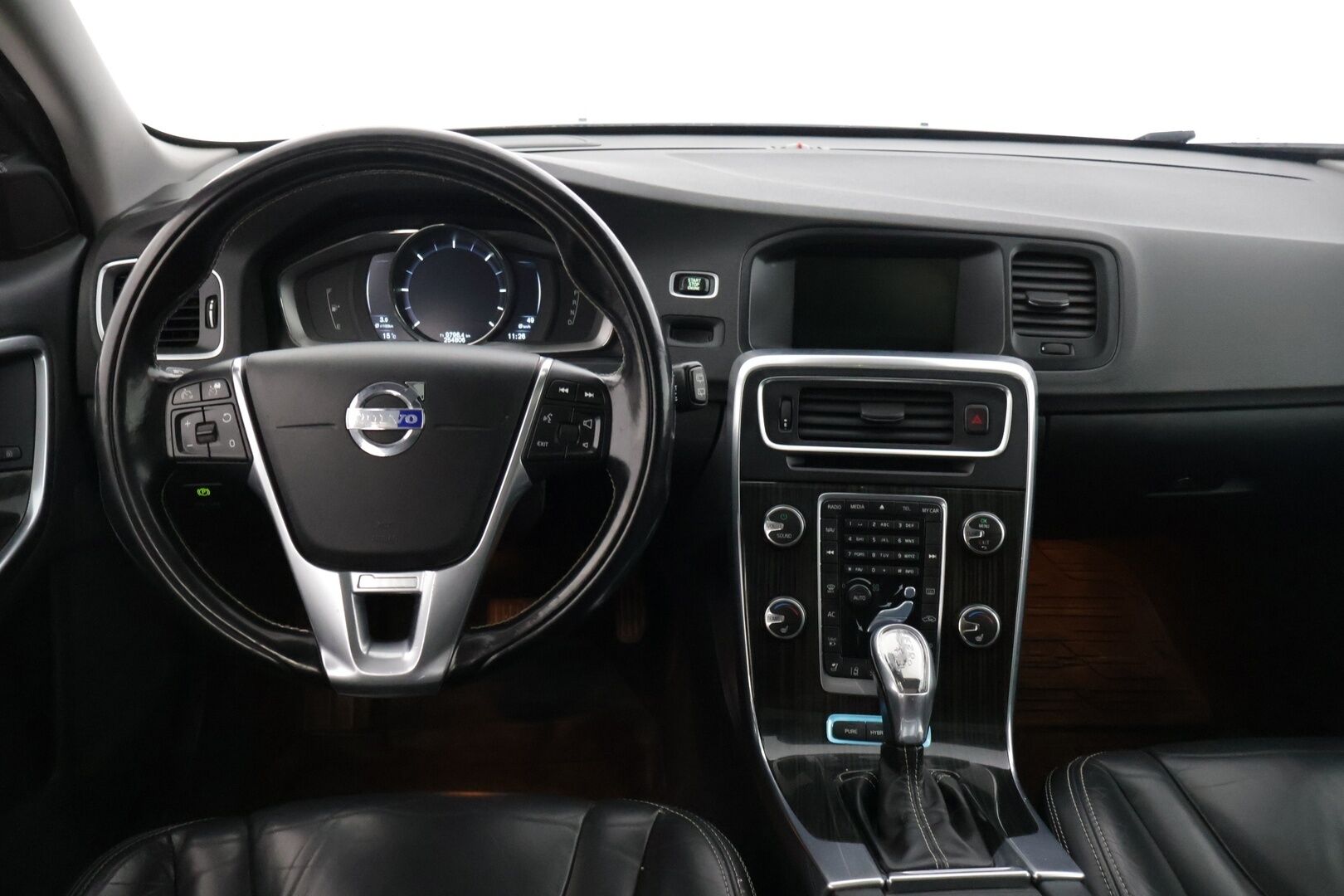 Volvo V60 2013 D6 Summum AWD + plug in hybrid aut * Adapt. Vakkari / Blis / Kattoluukku / Webasto / Kaistavahti / Digimittaristo * - * Todella kovilla varusteilla / Taloudellinen neliveto / Jakohihna sekä huolto tehty 1/26 *