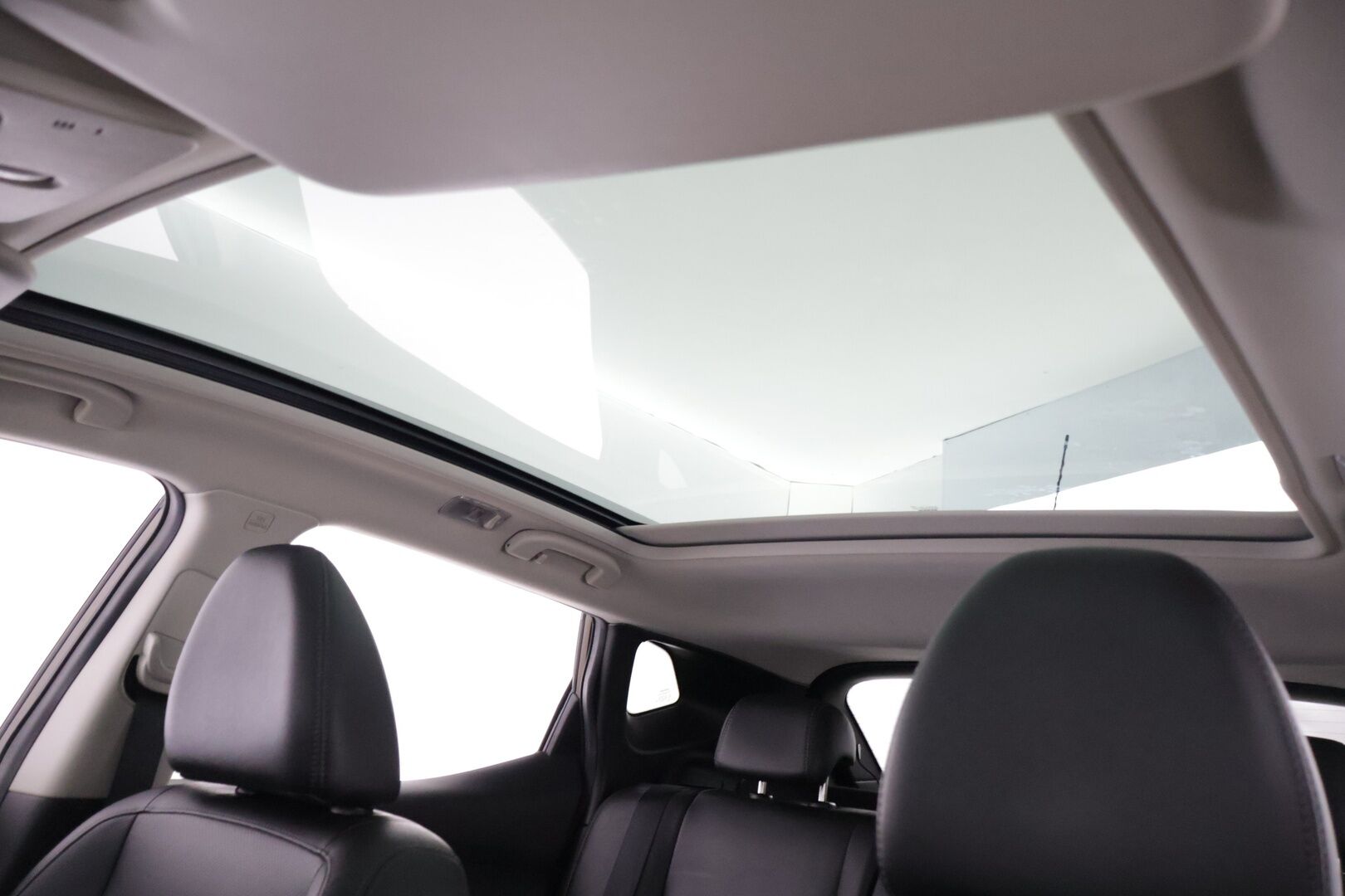 Nissan Qashqai 2015 DIG-T 115 Business 360 2WD Xtronic Leather ** YritysOutlet - Myydään vain yrityksille - * Nahat / 360 kamera / panoraama / Koukku / Katsastettu 9/2025 *