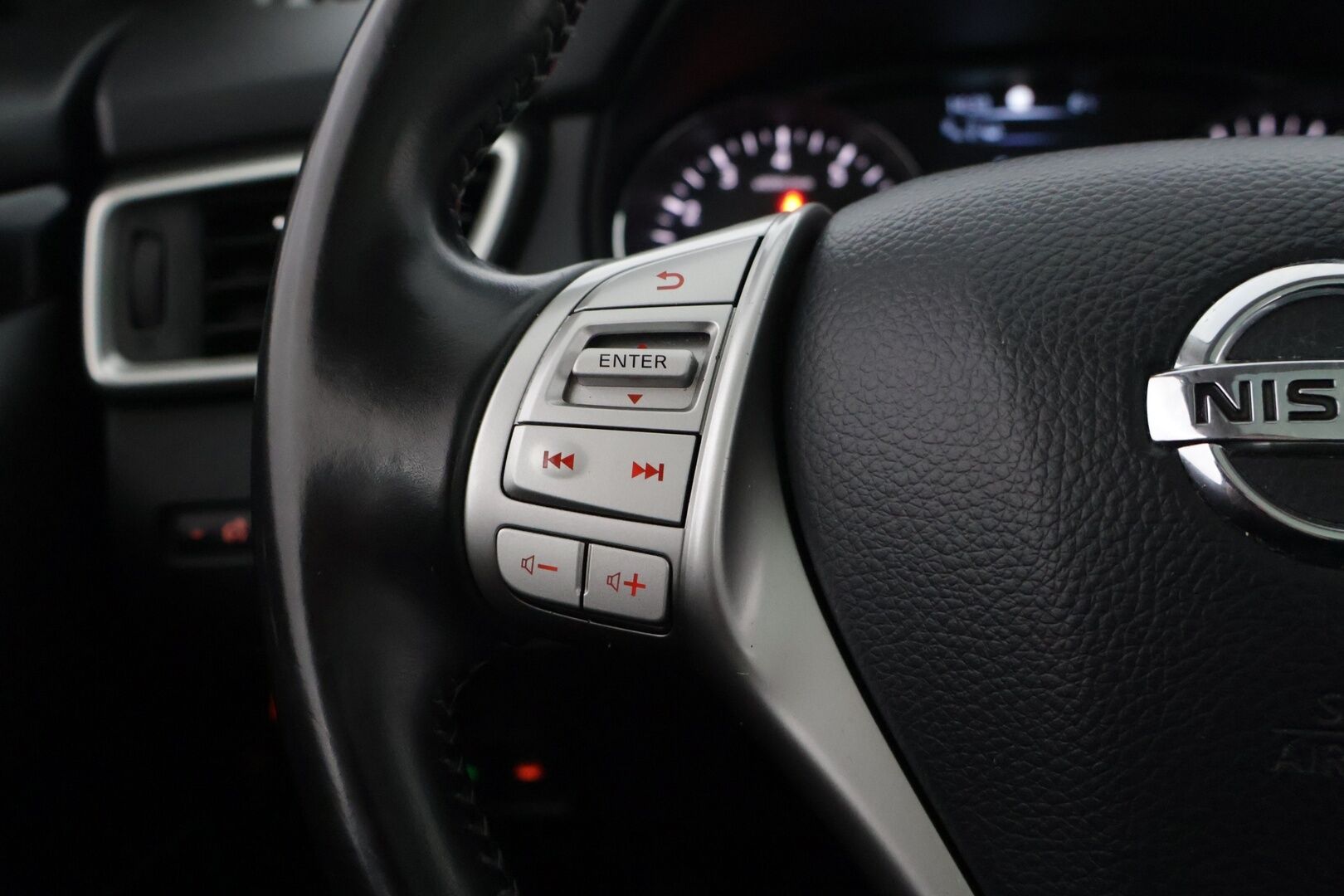 Nissan Qashqai 2015 DIG-T 115 Business 360 2WD Xtronic Leather ** YritysOutlet - Myydään vain yrityksille - * Nahat / 360 kamera / panoraama / Koukku / Katsastettu 9/2025 *